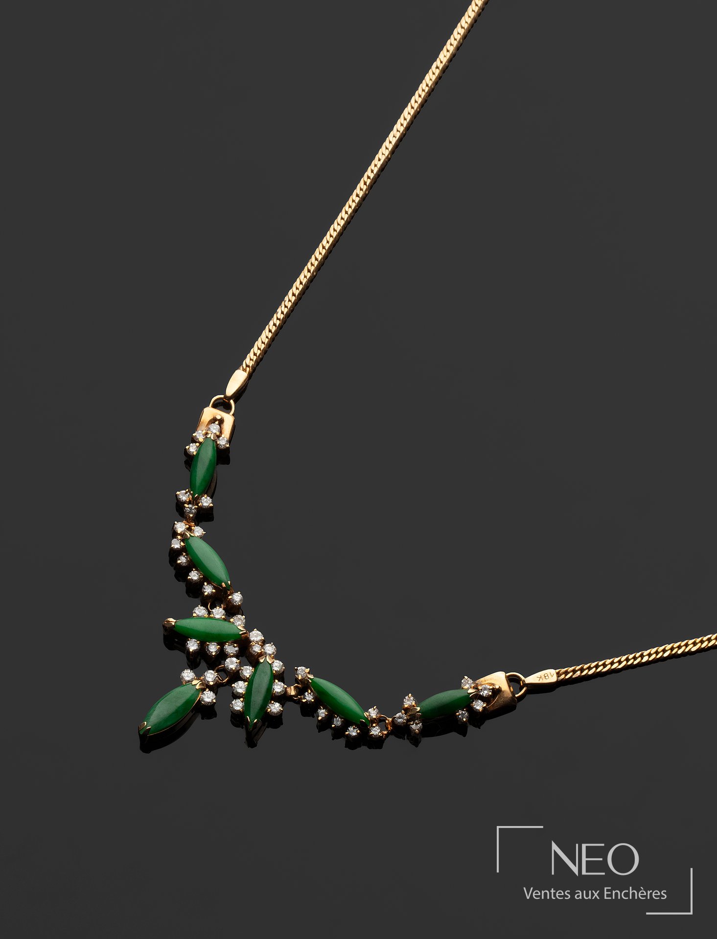 Collier plastron en or jaune 18 carats, jade et diamants