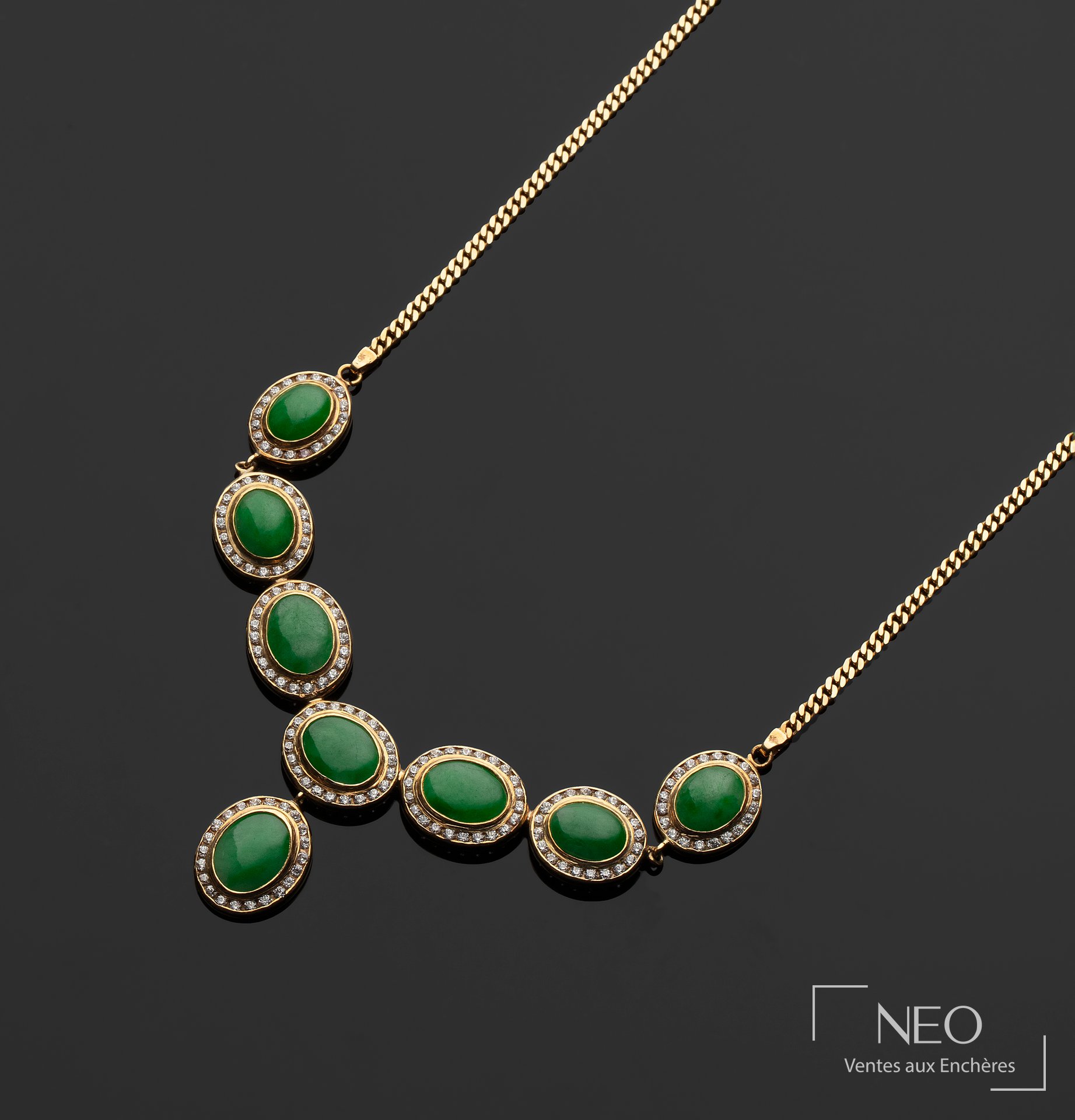 Collier plastron en or jaune 14 carats, jade et diamants