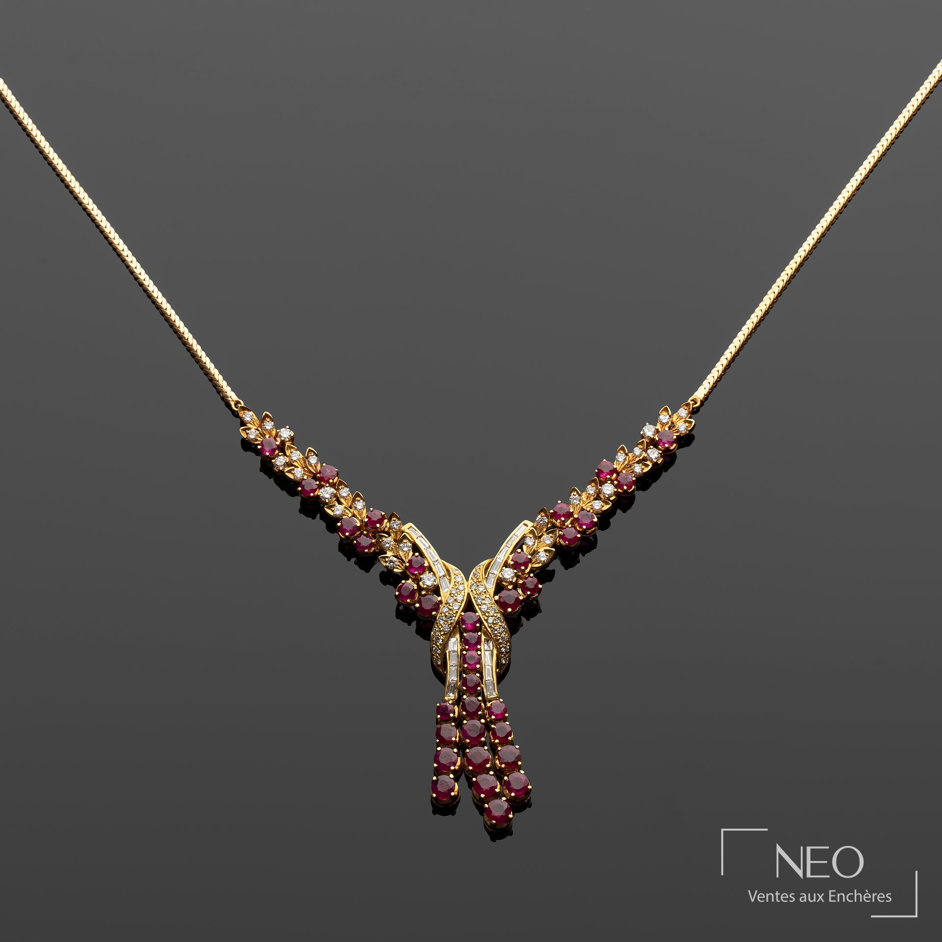 Collier plastron à trois pampilles en or jaune 14 carats, diamants et rubis