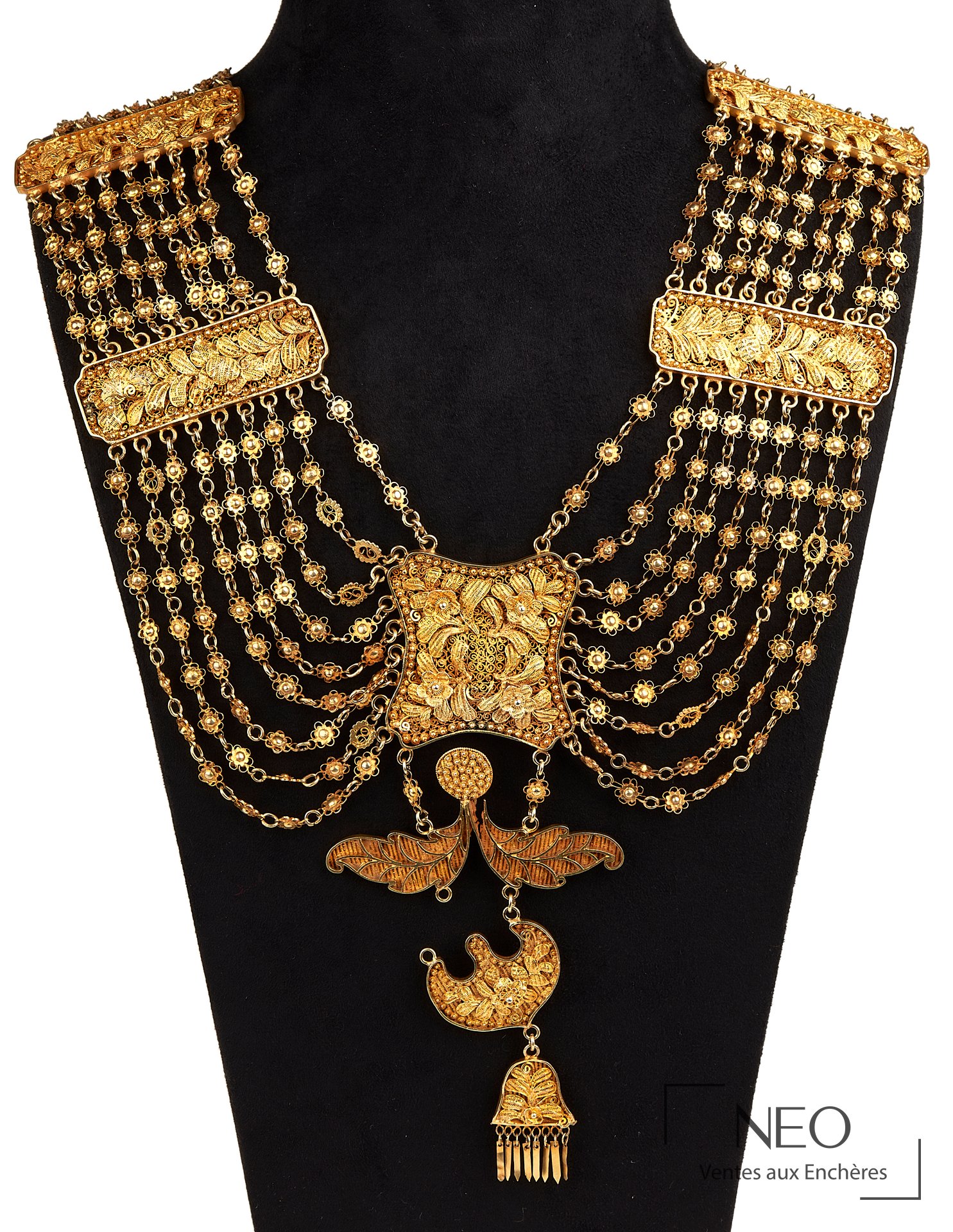 Collier plastron en vermeil et métal doré à neuf rangs