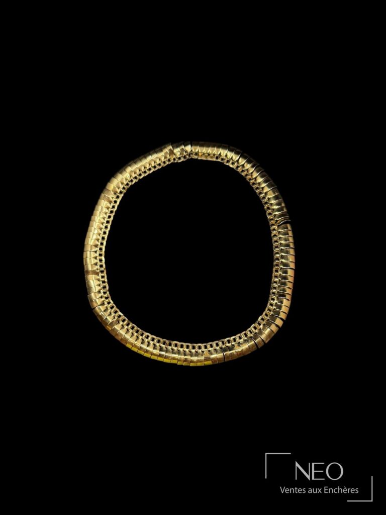 Collier ras de cou en or jaune à maille articulée sur fond noir