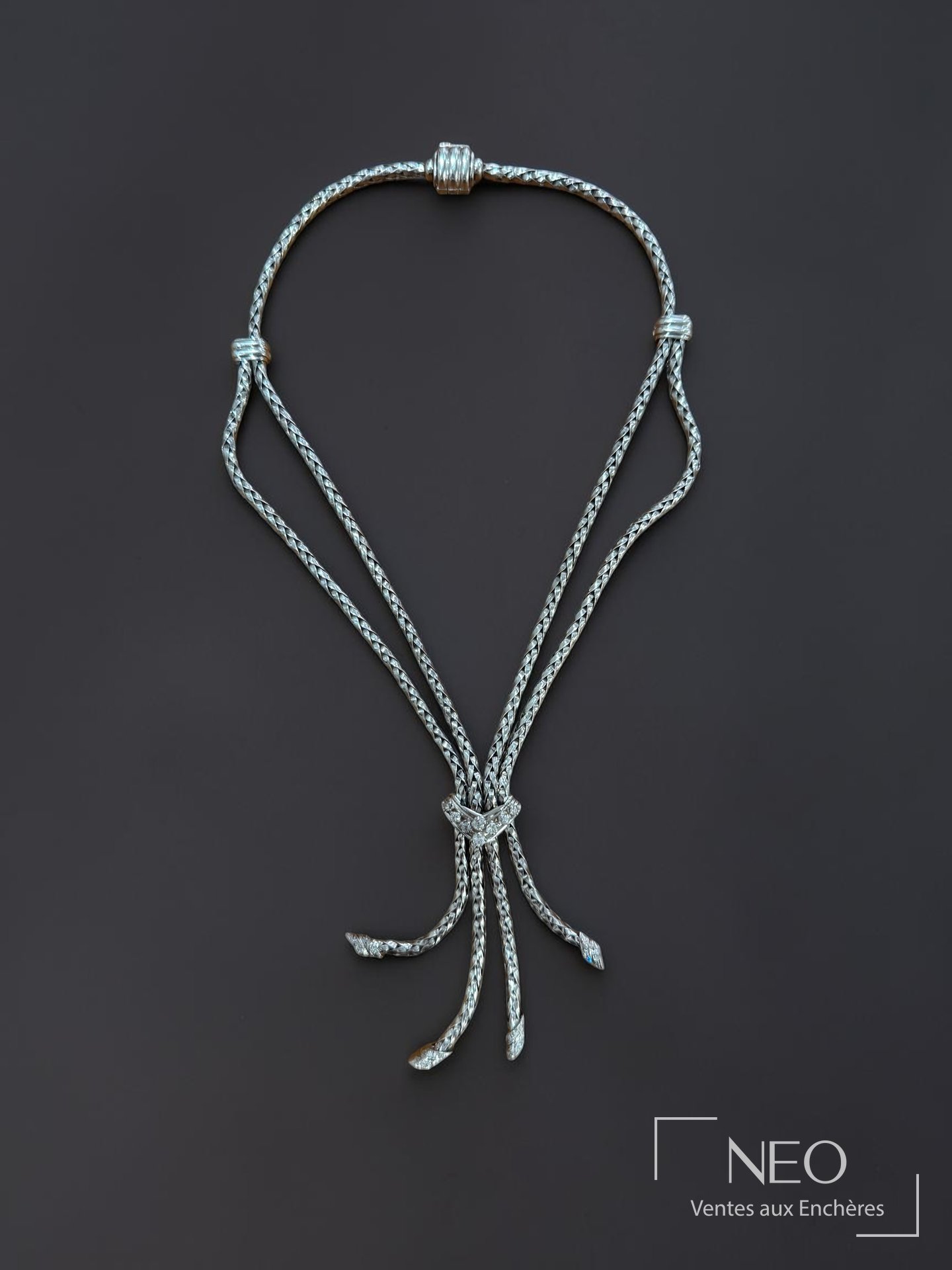Collier ras-de-cou en or gris 18K et platine à maille palmier double rang