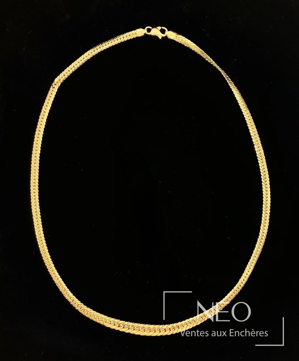 Collier ras de cou en or jaune sur fond noir