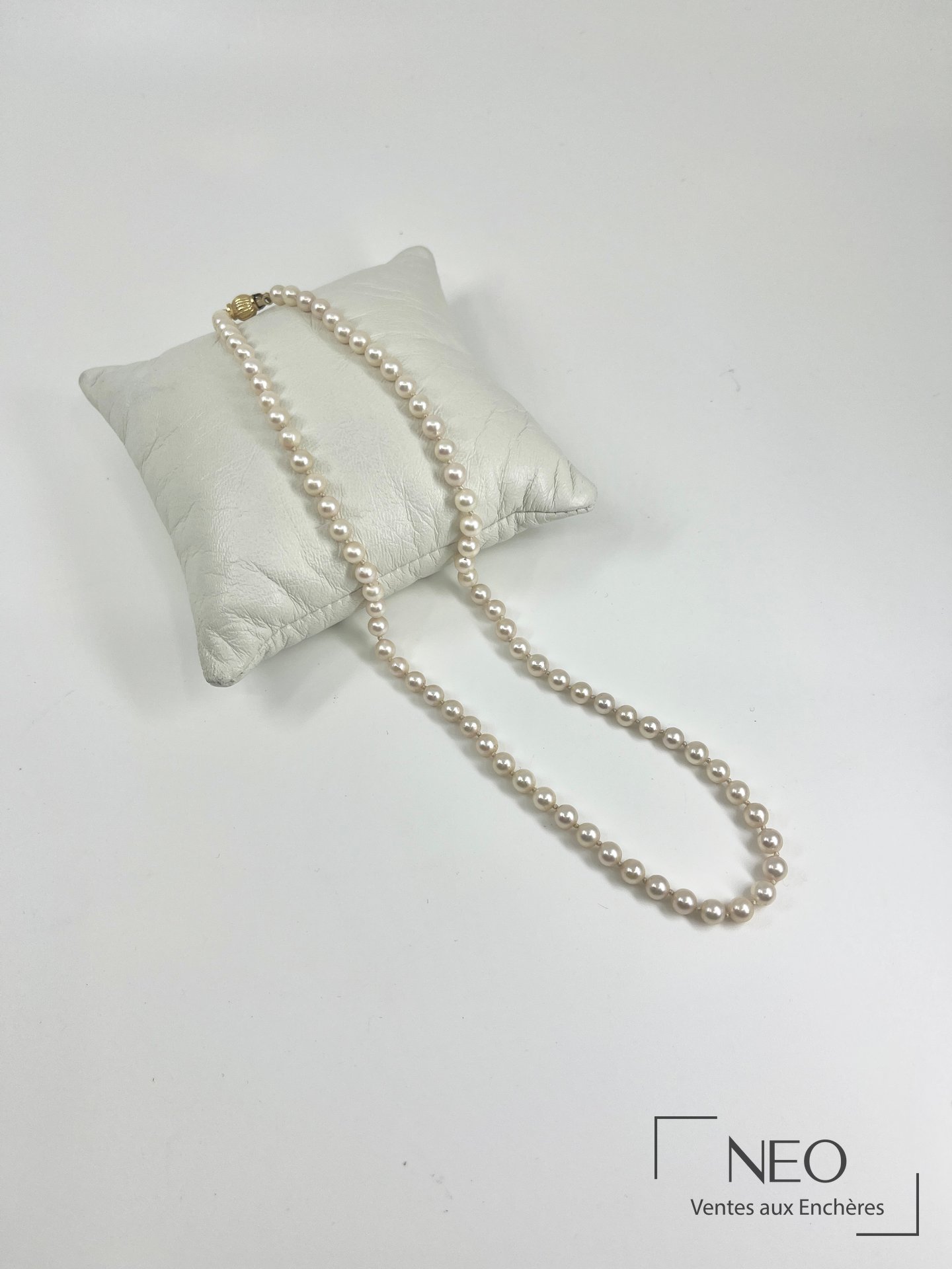 Collier ras de cou en perles de culture et fermoir en or 18 carats