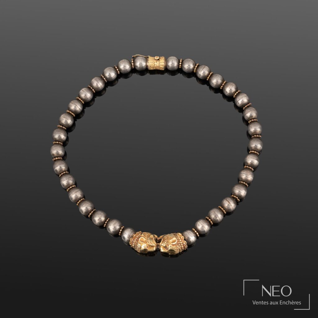 Collier ZOLOTAS en or jaune et argent avec boules alternées et têtes de lions au fermoir