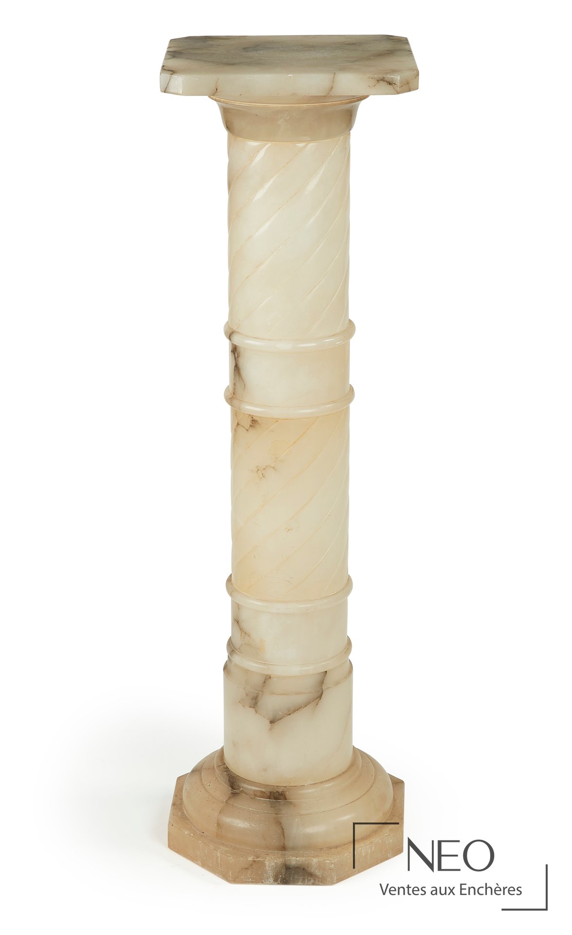 Colonne de présentation en marbre blanc et gris avec fût cylindrique torsadé et plateau rectangulaire