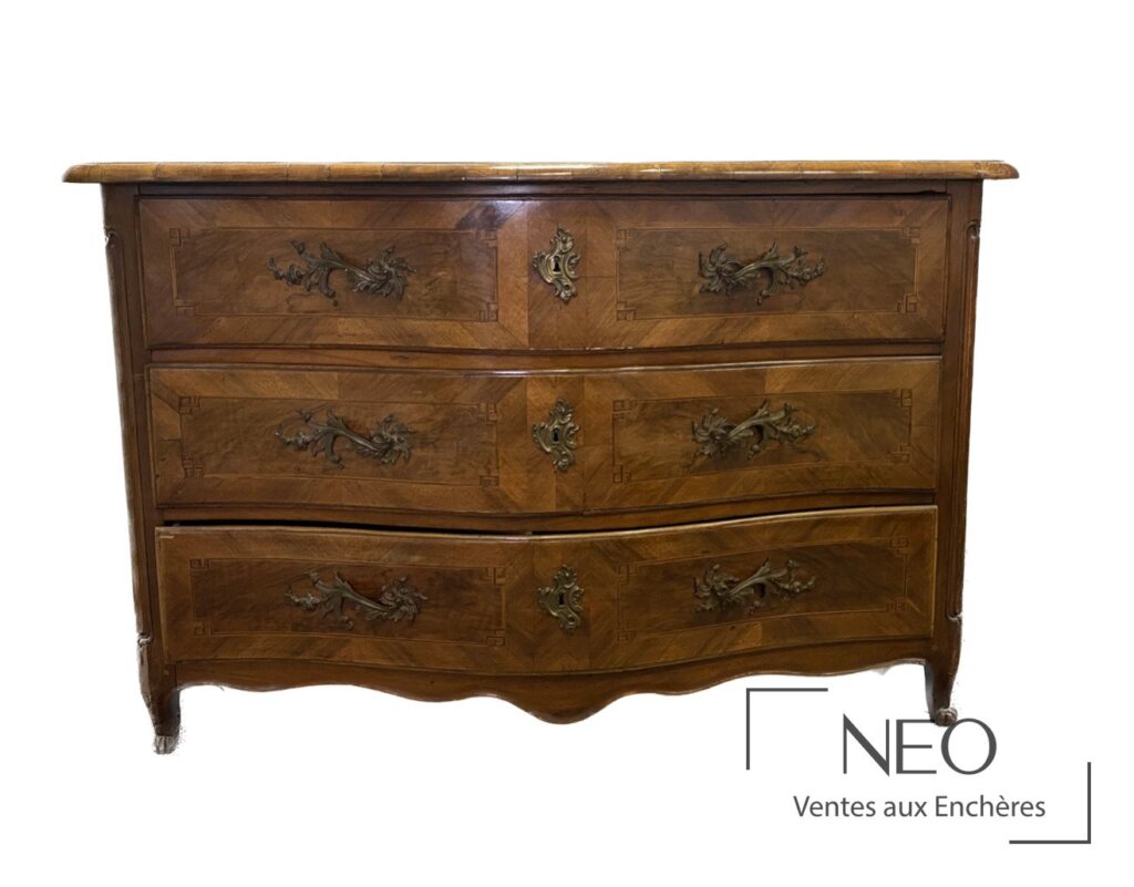 Commode à façade arbalète en bois de frisage avec trois tiroirs et ornements de bronze