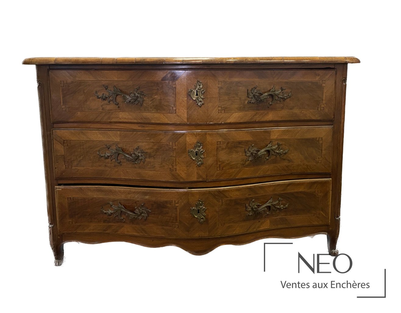 Commode à façade arbalète en bois de frisage et bronze verni, époque Louis XV