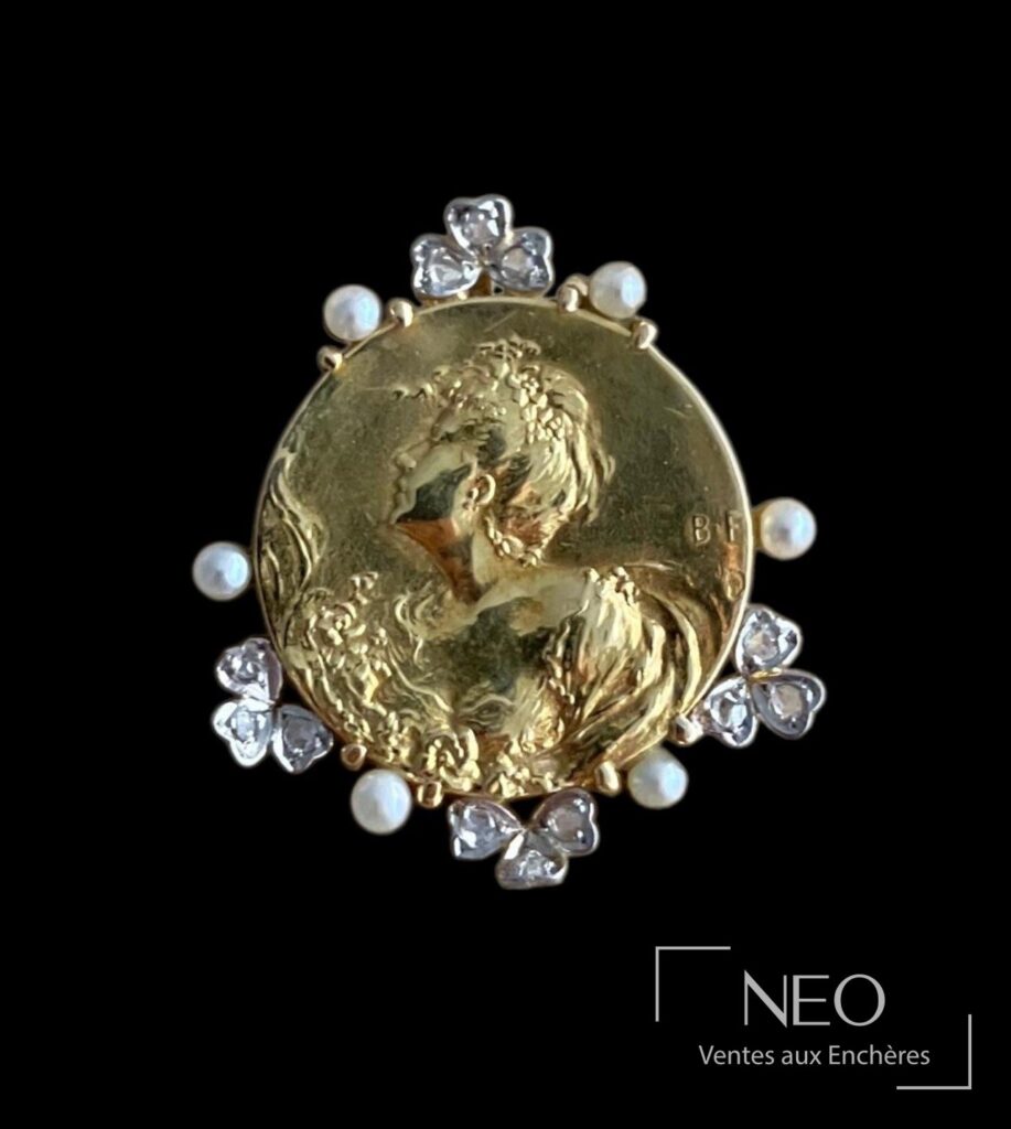 Pendentif rond en or jaune avec profil de femme