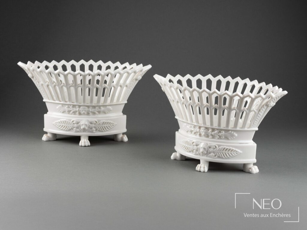 Paire de corbeilles pot-pourris en porcelaine blanche à tressage ajouré