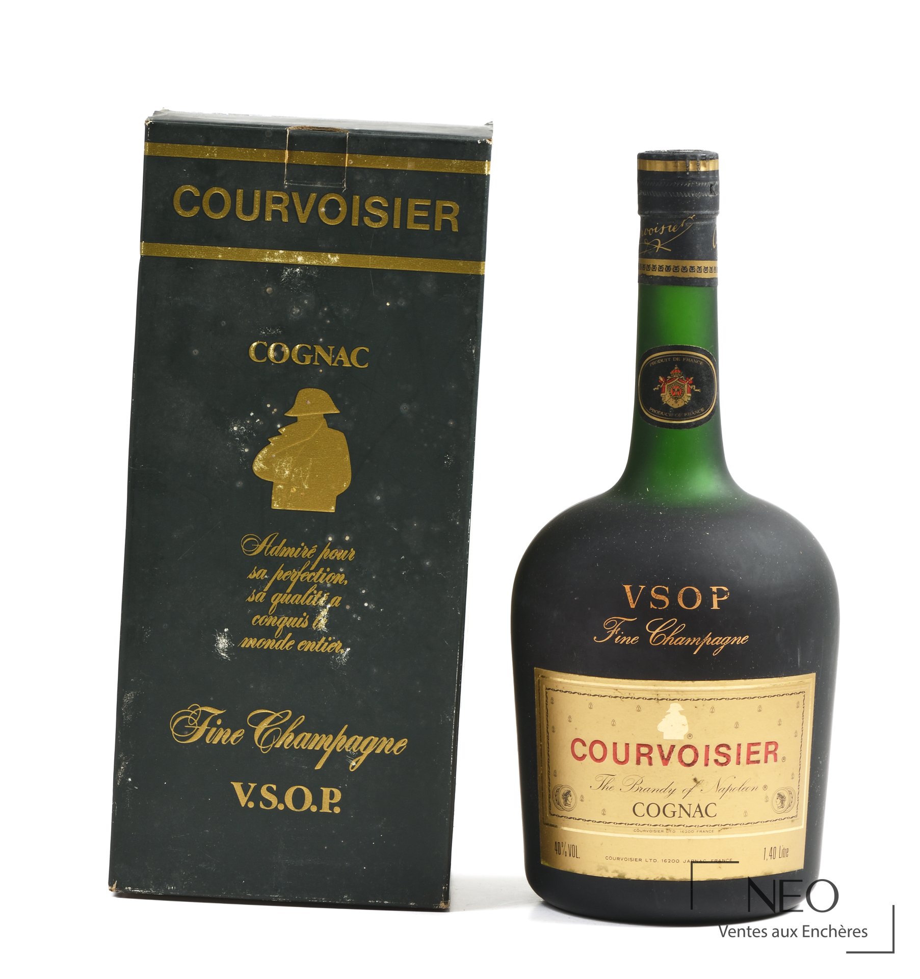Bouteille de cognac Courvoisier Fine Champagne avec sa boîte noire et dorée.