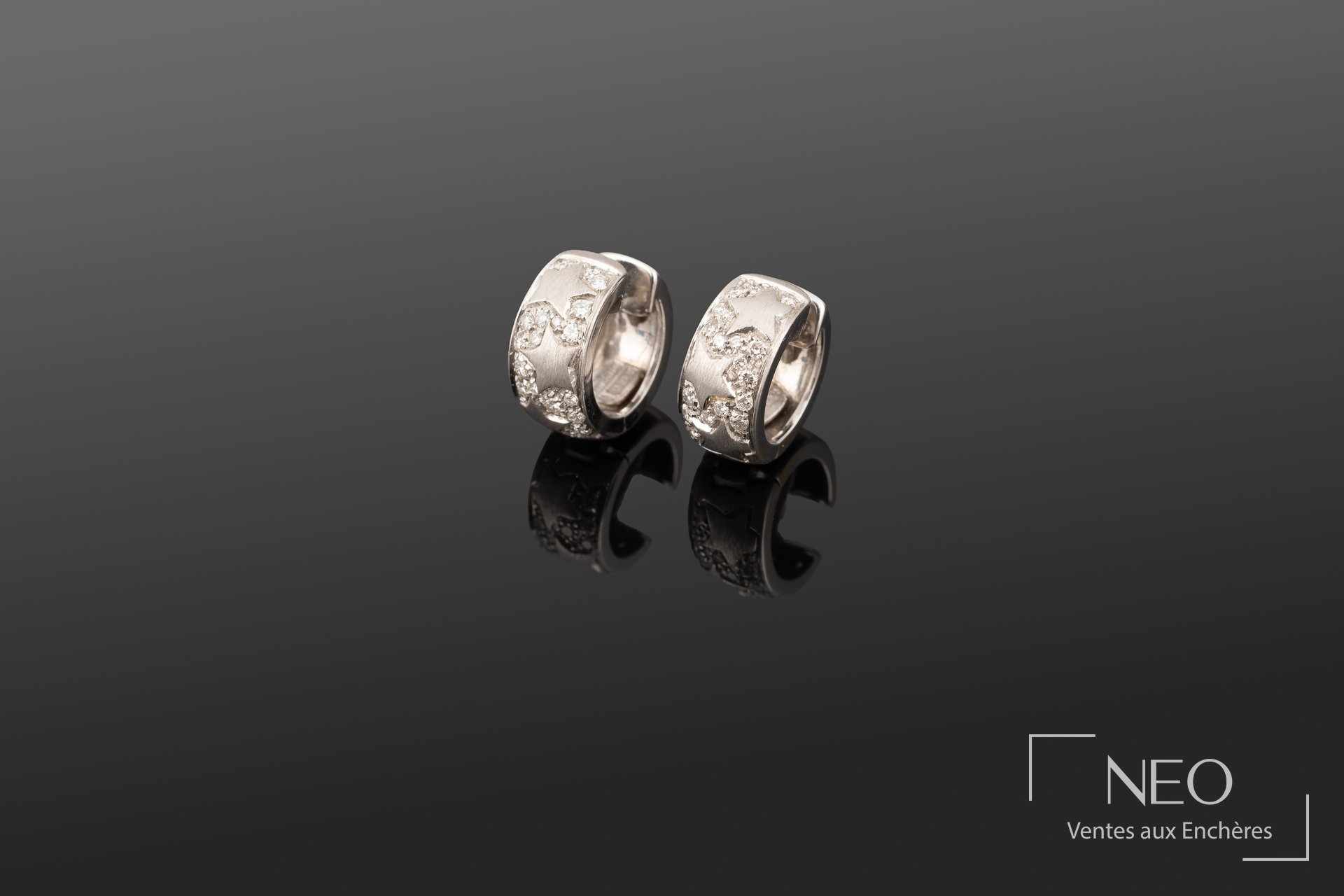 Créoles en or gris 18K rehaussées d’étoiles serties de diamants