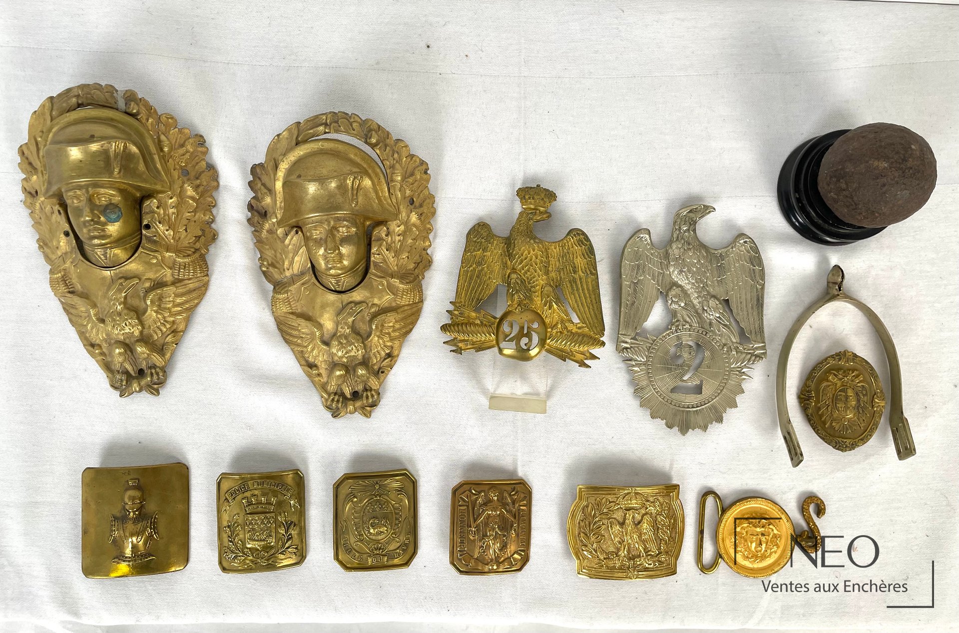 Fort ensemble de cuivreries diverses, plaques et coins de billard