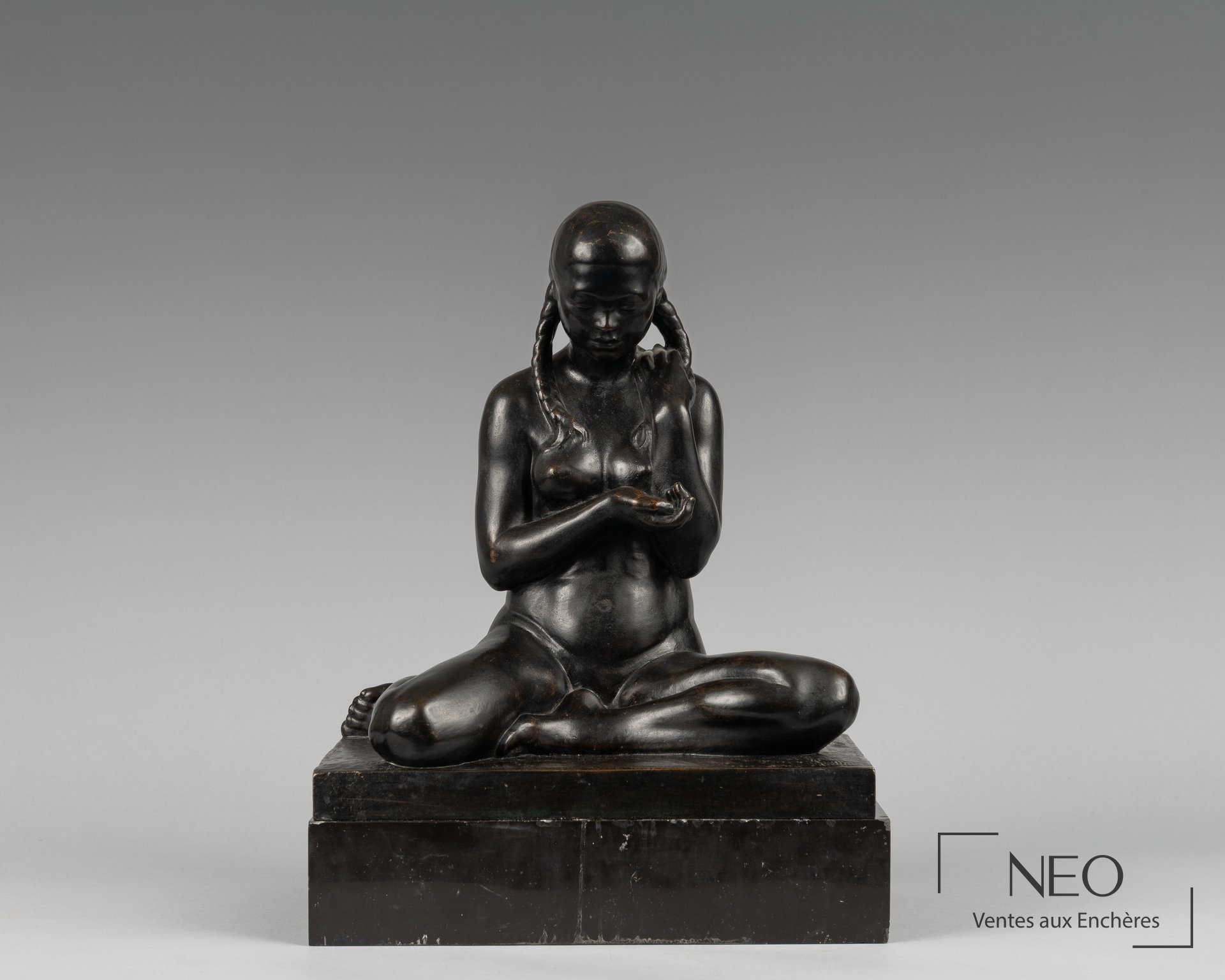 Sculpture en bronze à patine noire représentant une jeune femme aux tresses