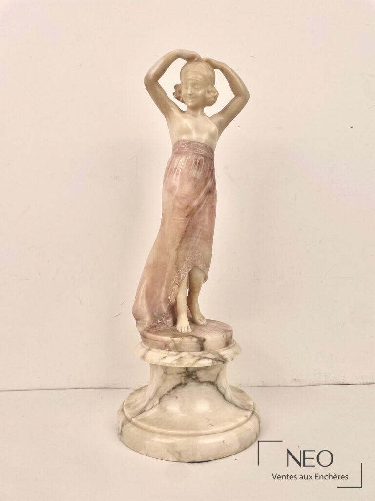 Sculpture d'une danseuse orientale en marbre et albâtre sur socle circulaire