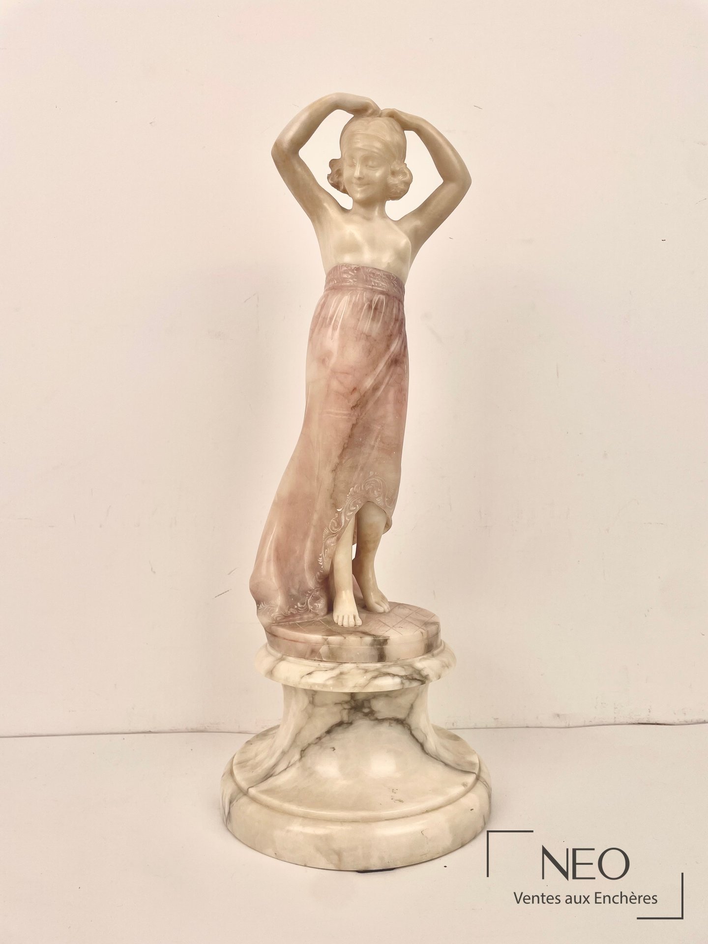 Danseuse orientale d’après Alberto Saccardi, épreuve en marbre polychrome et albâtre