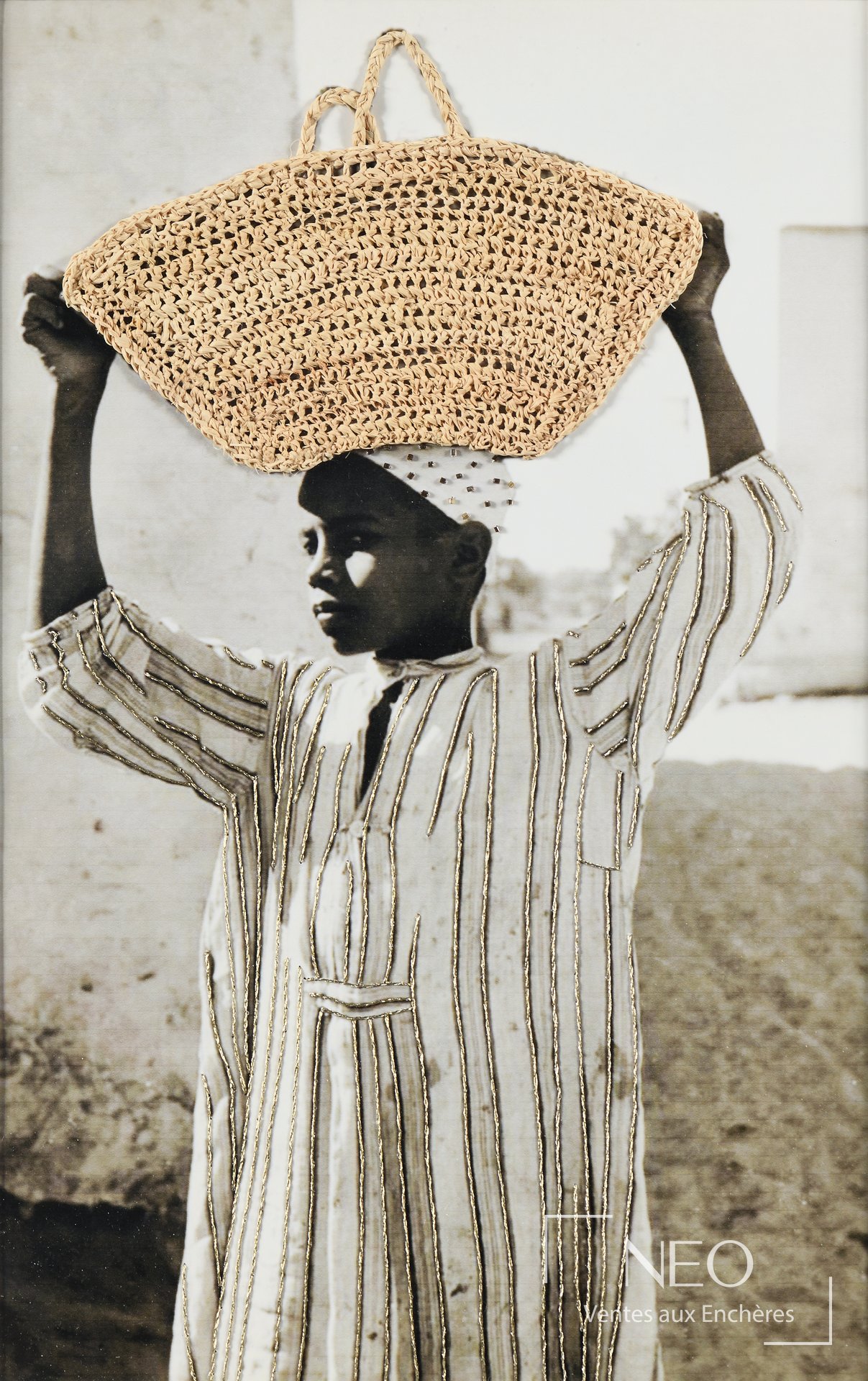 Photographie brodée montrant un enfant portant un panier sur la tête