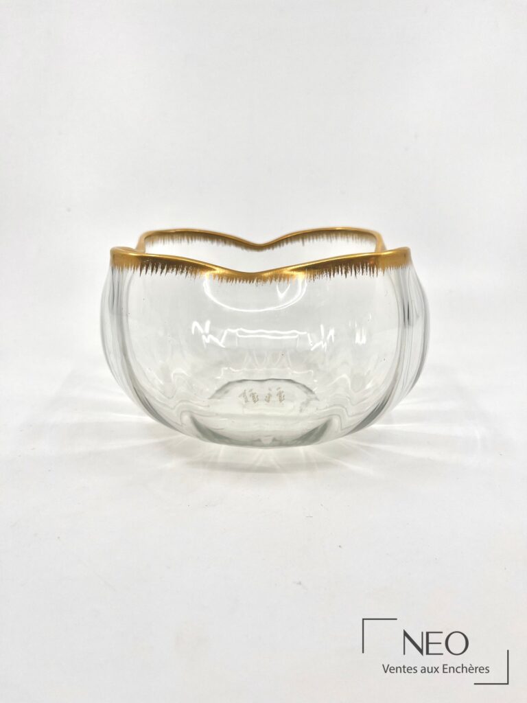 Coupe quadrilobée en verre incolore avec col doré