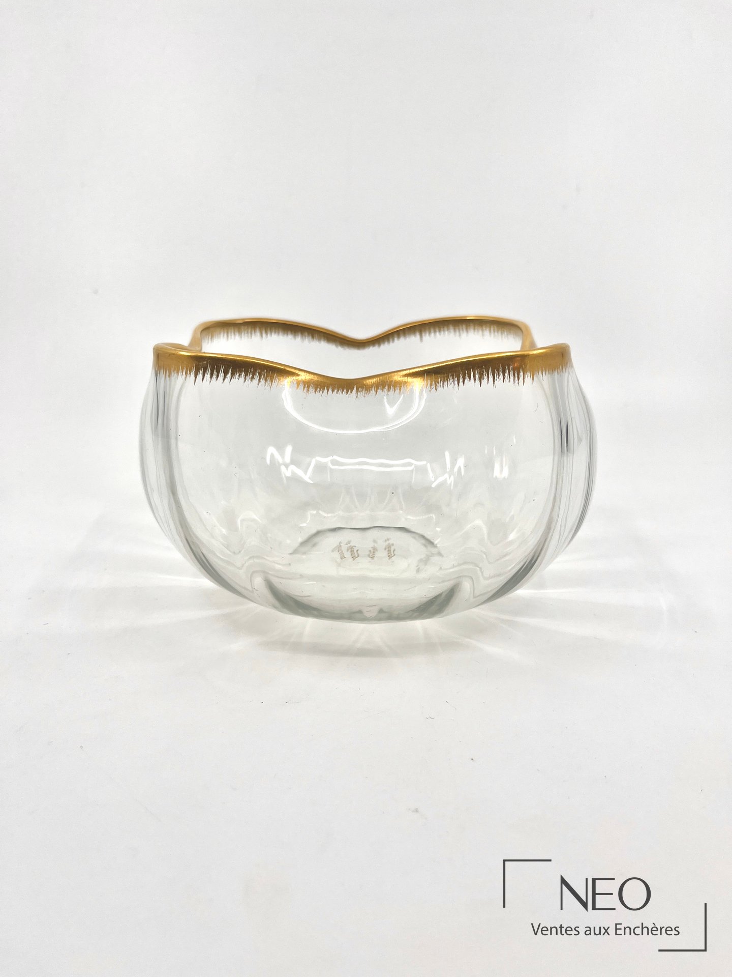 Coupe quadrilobée en verre incolore à bord doré vue de face