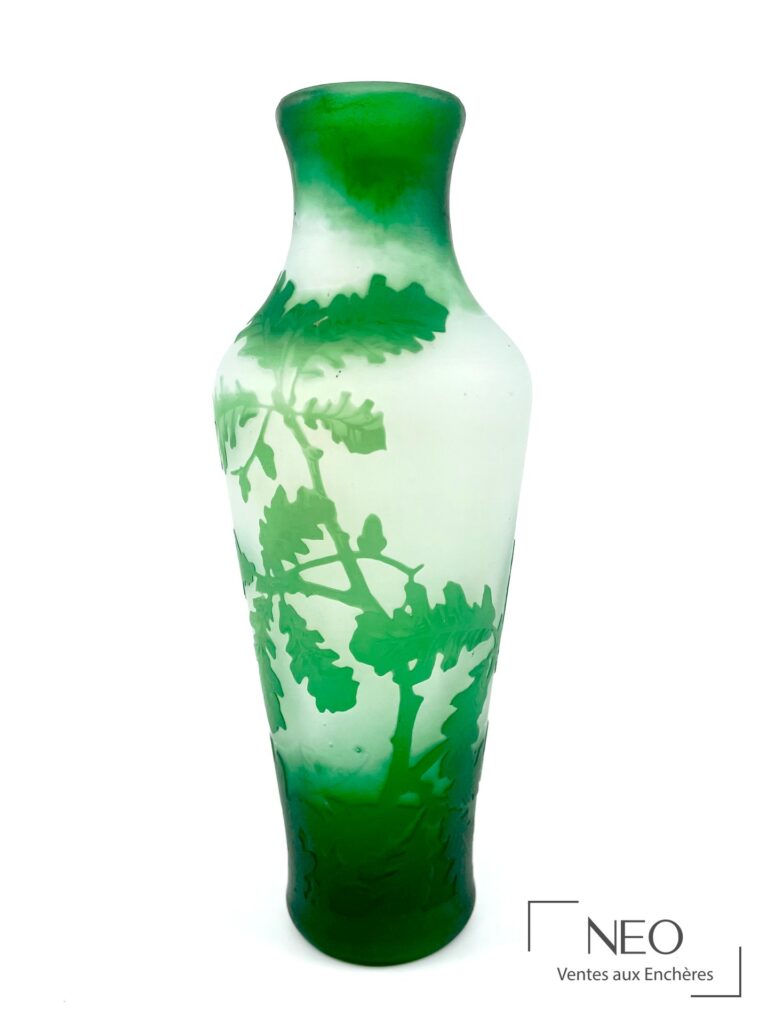 Petit vase balustre Daum Nancy en verre vert et blanc à décor floral.
