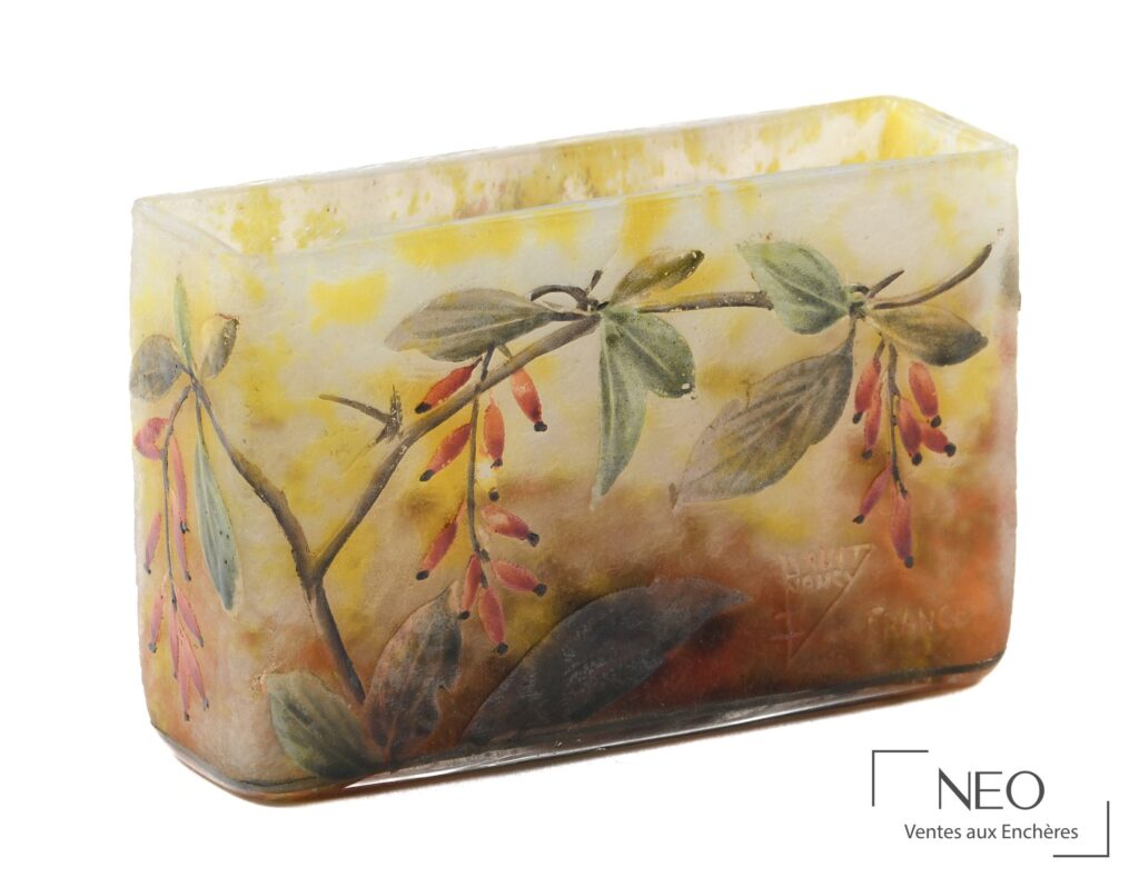 Vase quadrangulaire Daum Nancy en verre multicouches