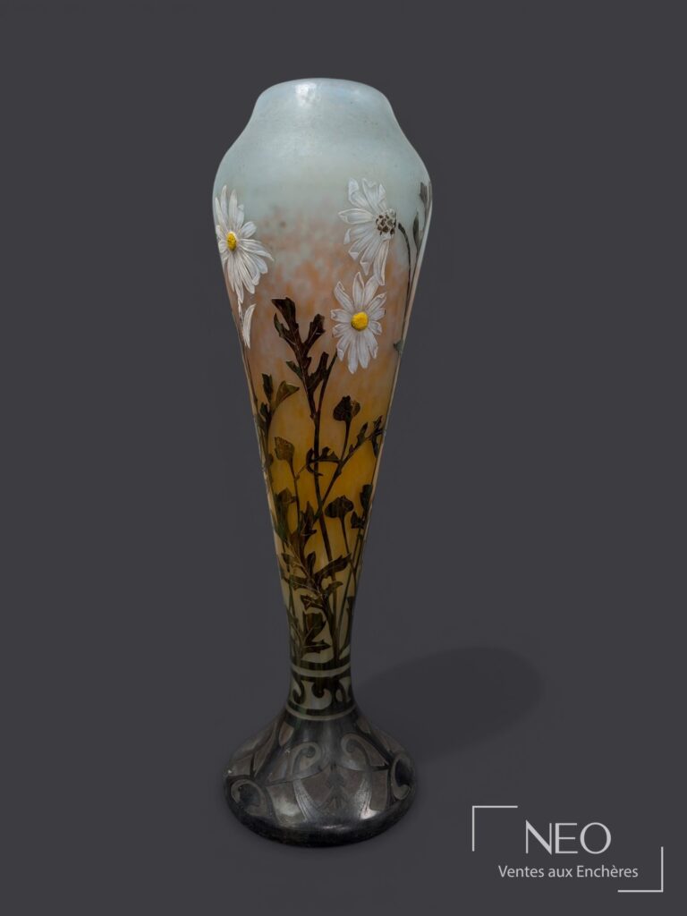 Vase Daum en verre multicouche à décor de marguerites blanches