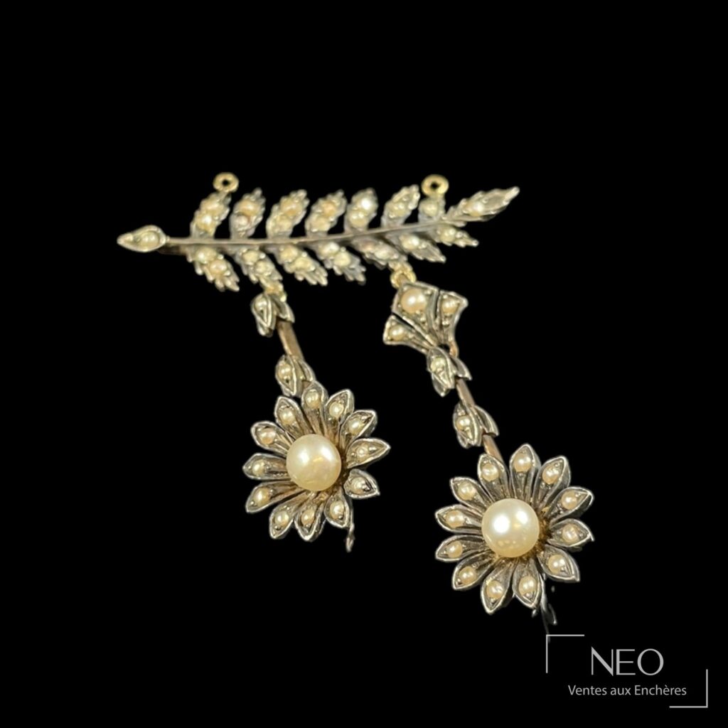 Débris de collier en forme de feuille de fougère avec deux pendants floraux et perles blanches