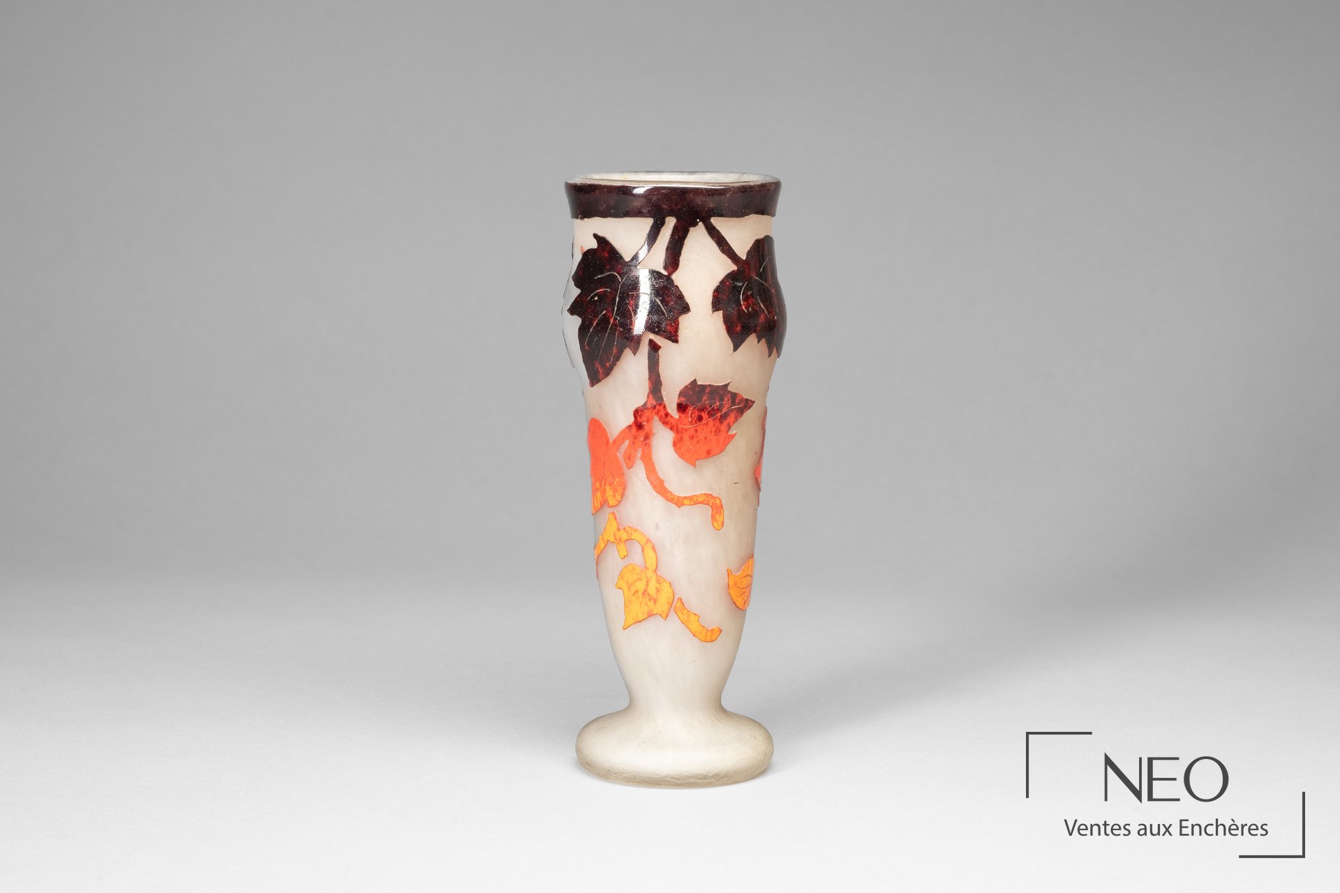 Degué, vase en verre multicouches à décor de feuilles stylisées