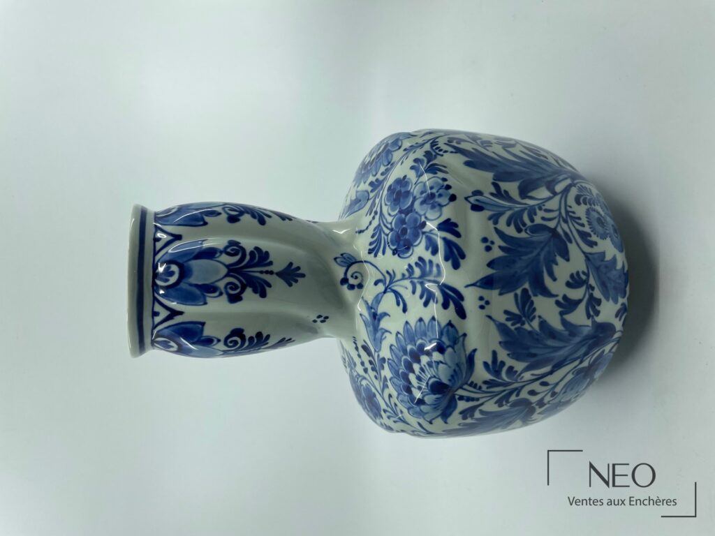 Vase Delft en faïence bleu et blanc à décor fleuri
