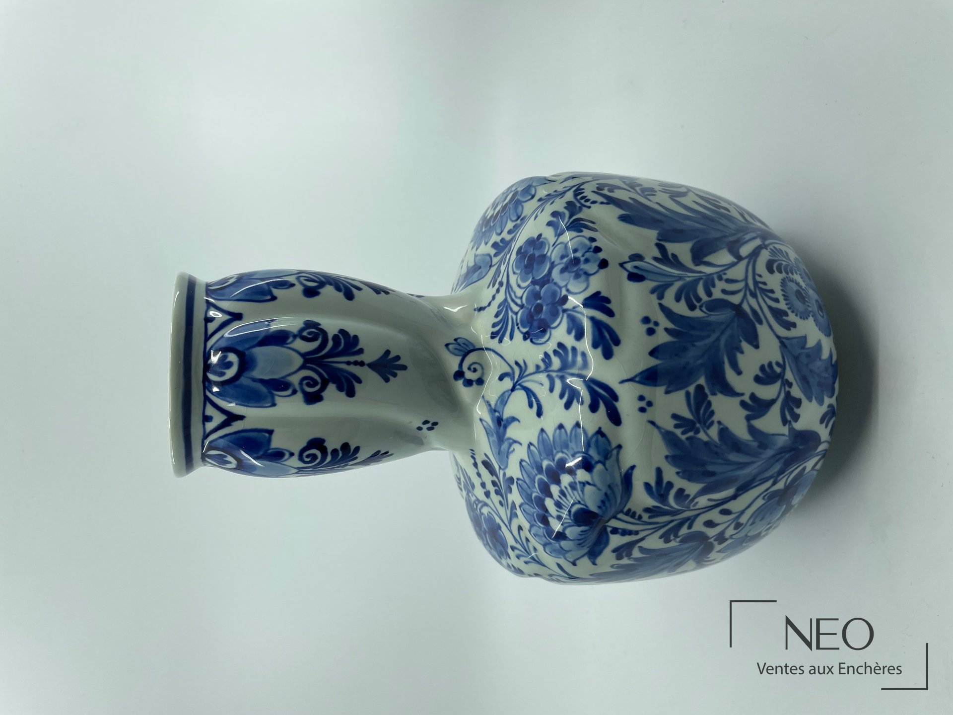 Vase Delft en faïence bleu et blanc à décor fleuri