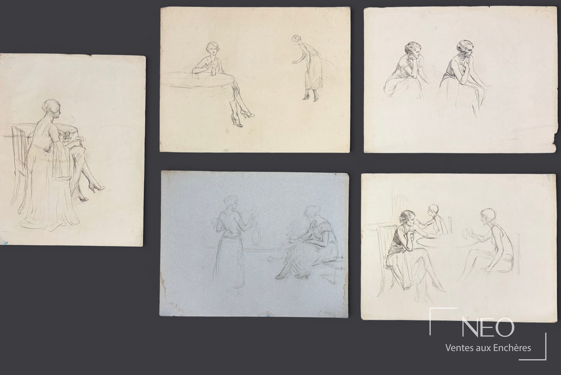 Ensemble de cinq dessins à la pierre noire montrant des études de femmes assises