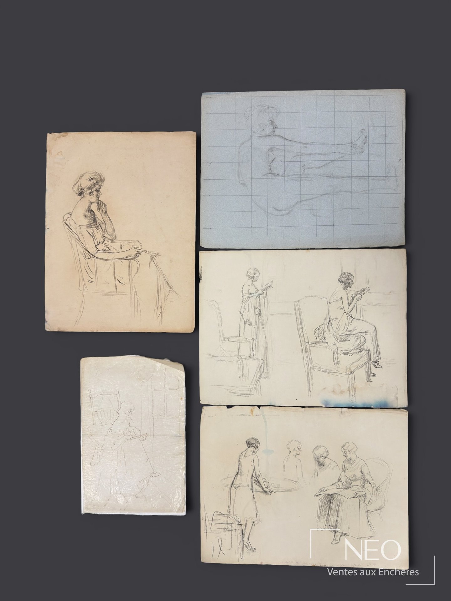 Ensemble de cinq études de femmes dessinées sur papier