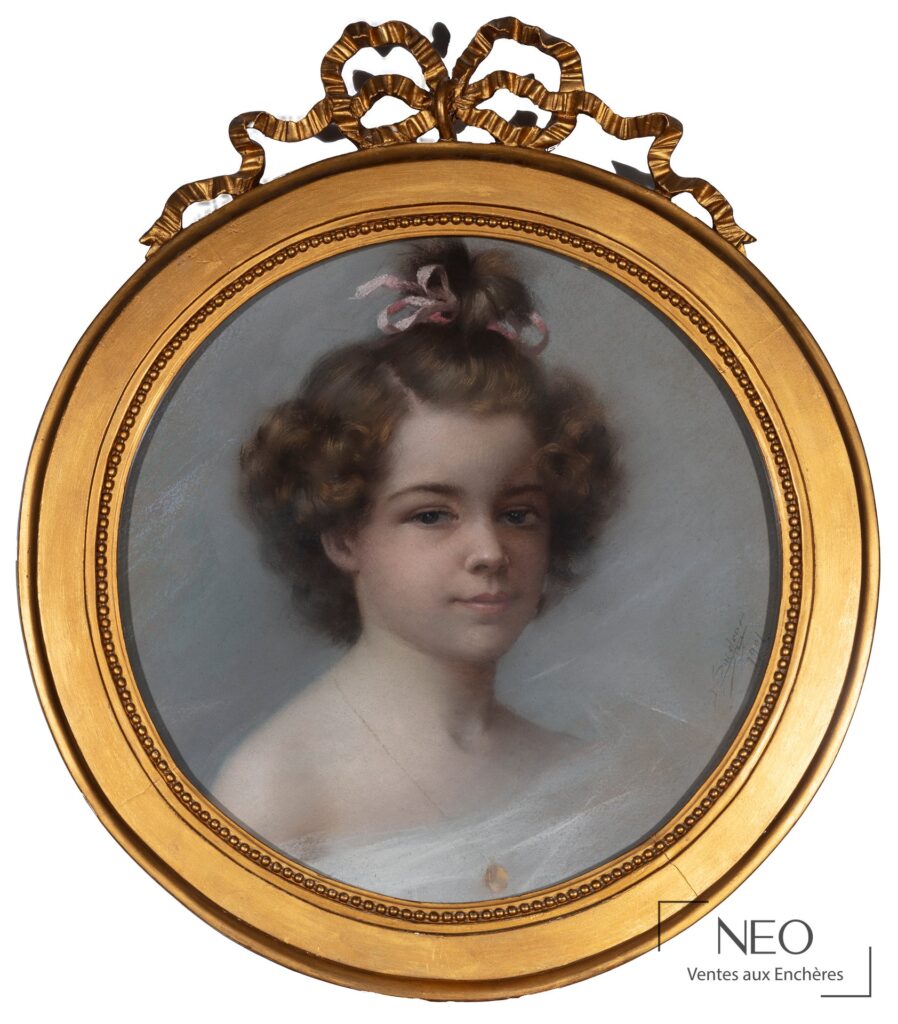Portrait de jeune fille au ruban rose dans un cadre rond doré sur fond gris