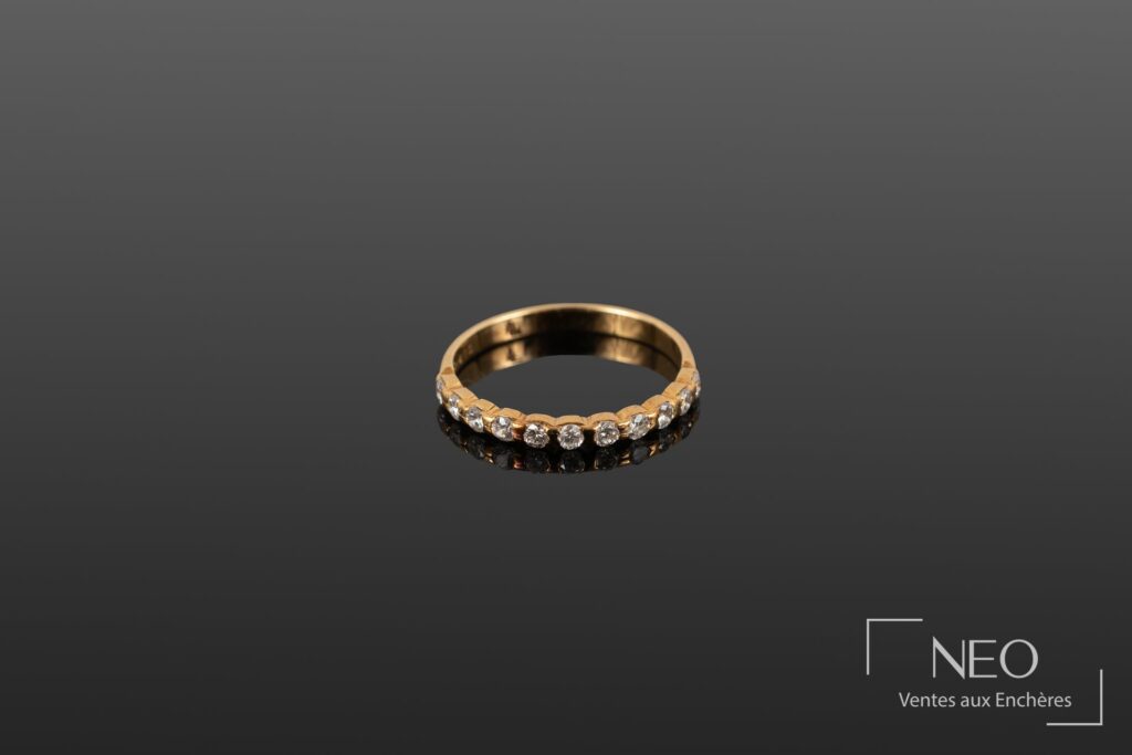 Demi-alliance en or jaune sertie de diamants