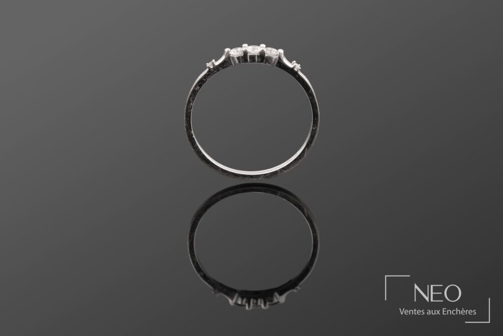 Demi-alliance Mauboussin en or gris avec cinq diamants alignés