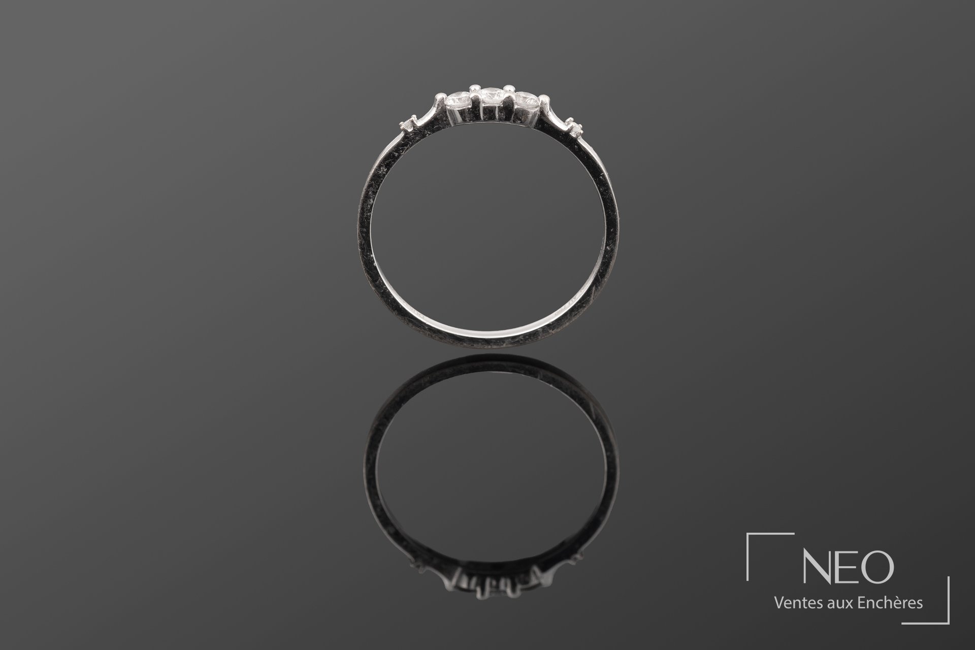 Mauboussin Demi-alliance en or gris 18 carats sertie de diamants