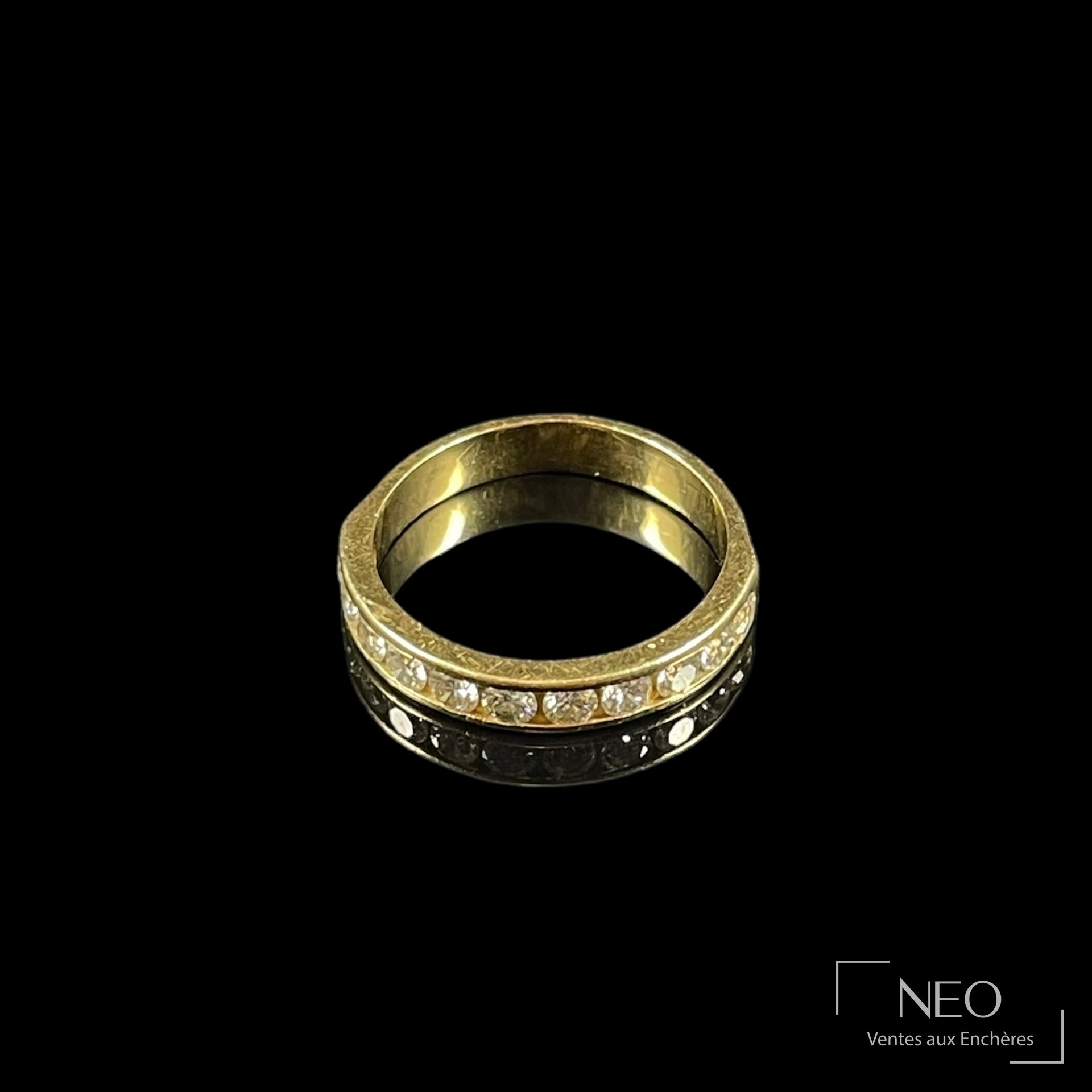 Demi-alliance en or jaune 18 carats sertie de diamants