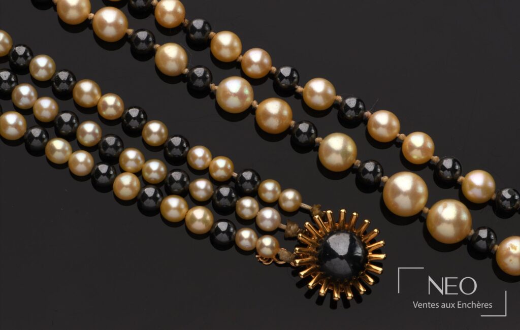 Demie-parure en or jaune avec perles de culture et billes d'hématite sur fond noir