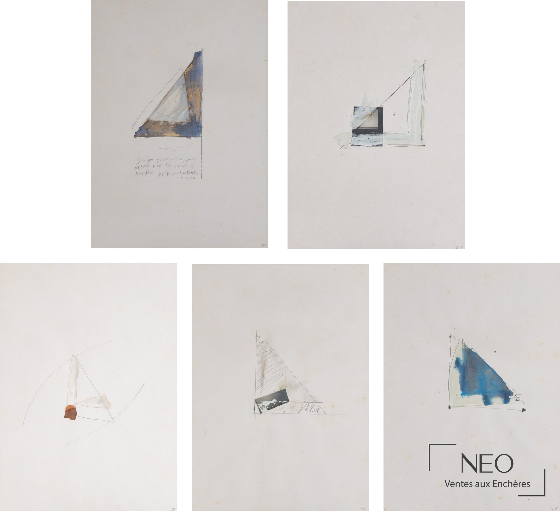 Vue d'ensemble de cinq dessins abstraits figurant des triangles sur papier