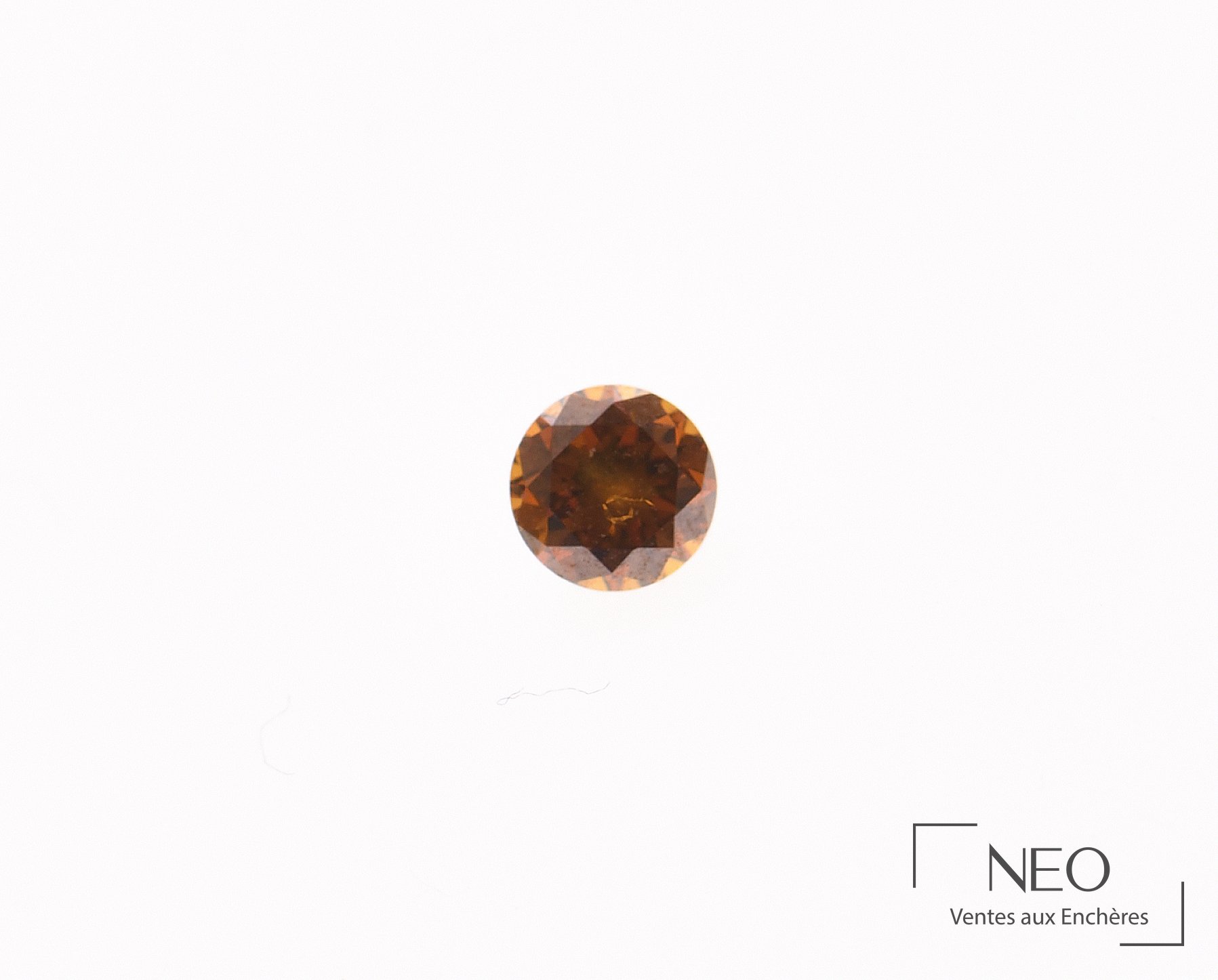 Diamant brun orangé sur papier