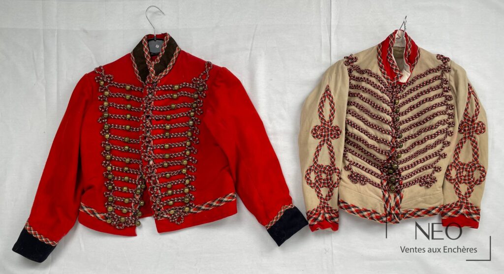 Deux dolmans de trompette présentés de face