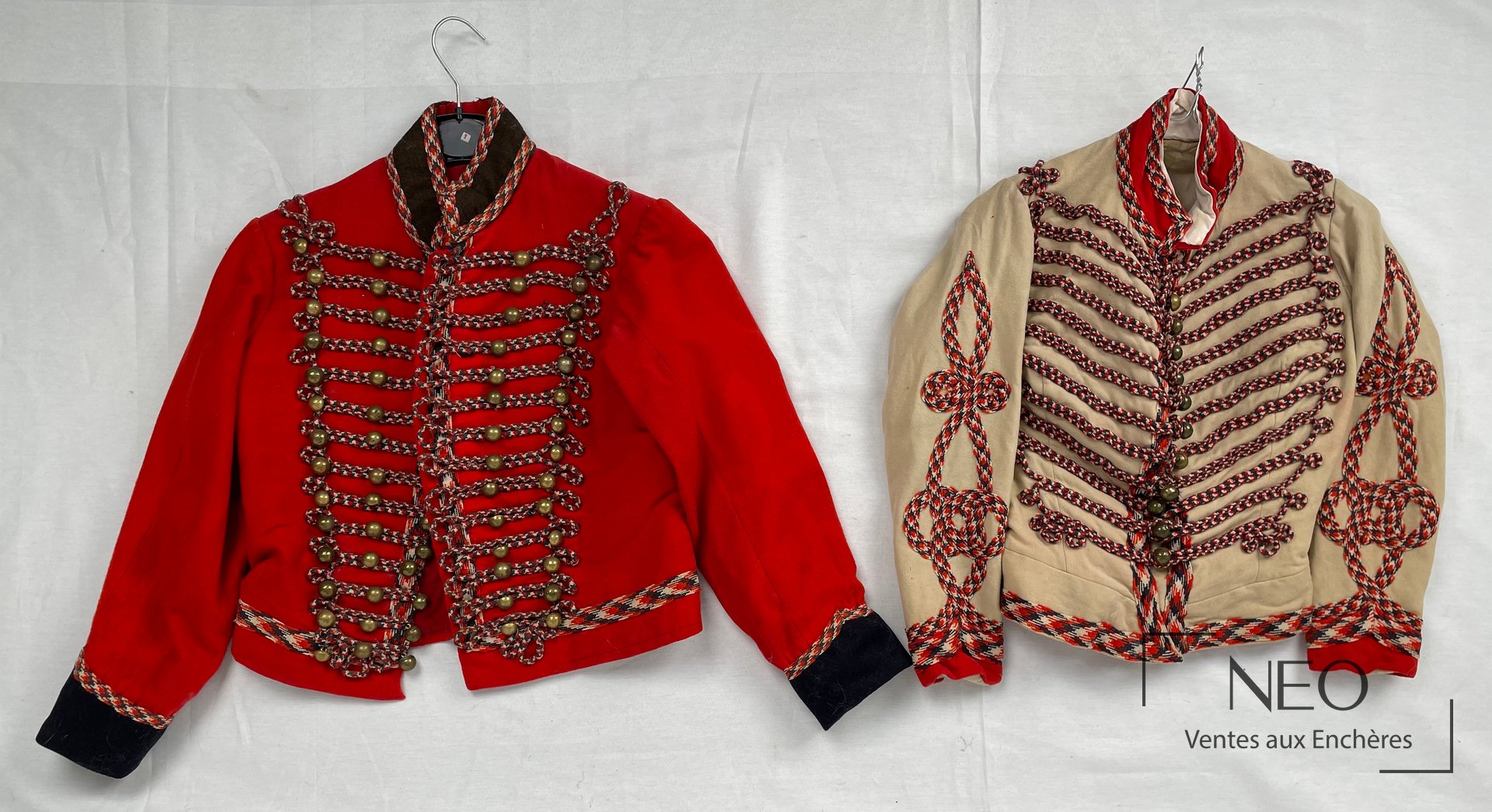 Deux dolmans de trompette présentés de face