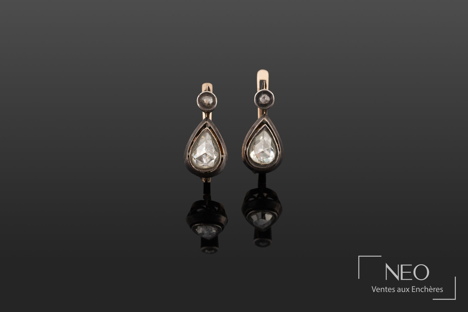 Paire de dormeuses en or jaune et argent serties de diamants en poire
