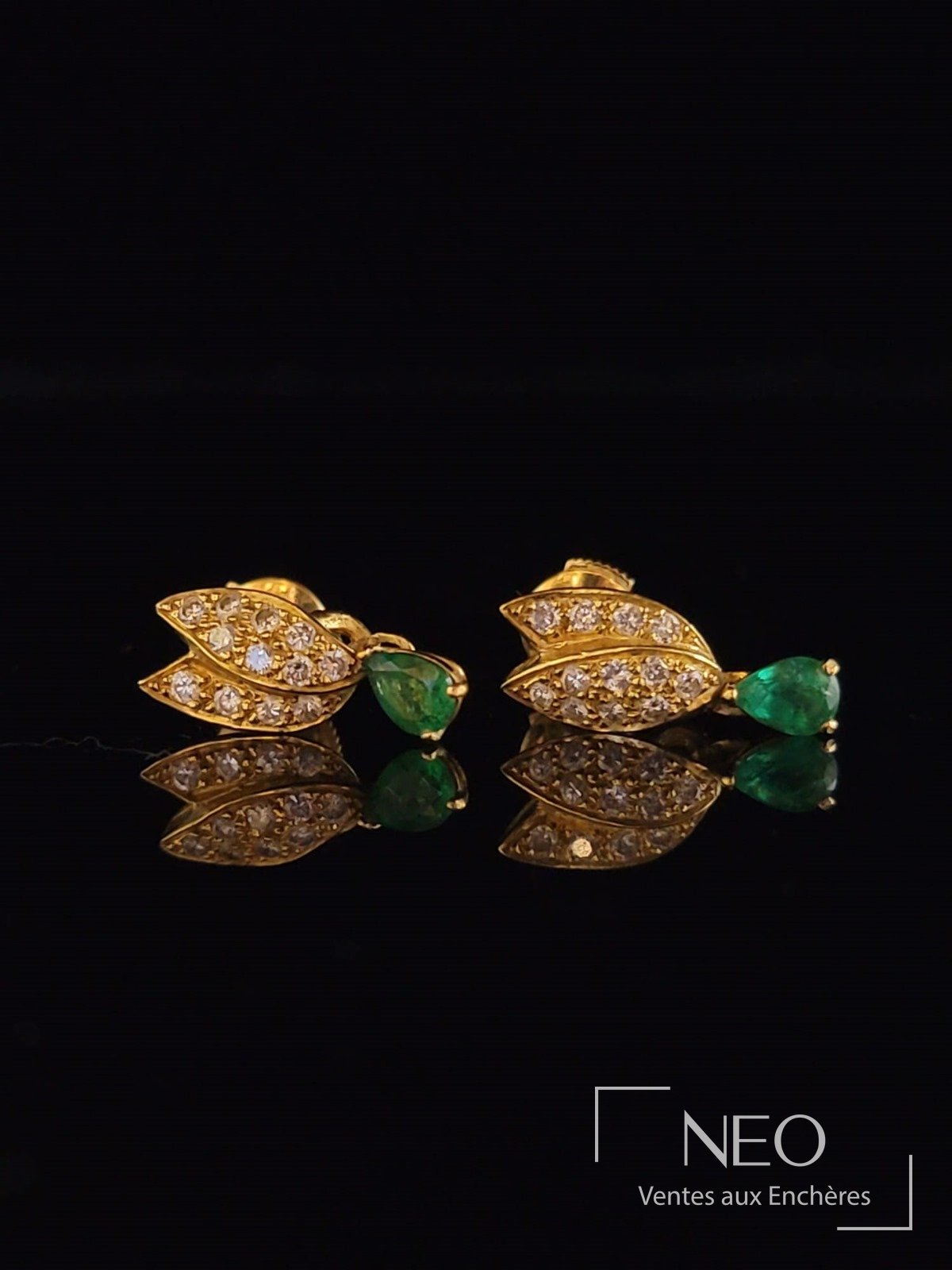 Paire de dormeuses pétales en or jaune 18 carats, diamants et émeraudes