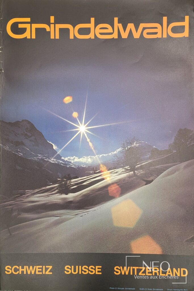 Affiche Grindelwald avec grand titre orange sur fond de paysage enneigé