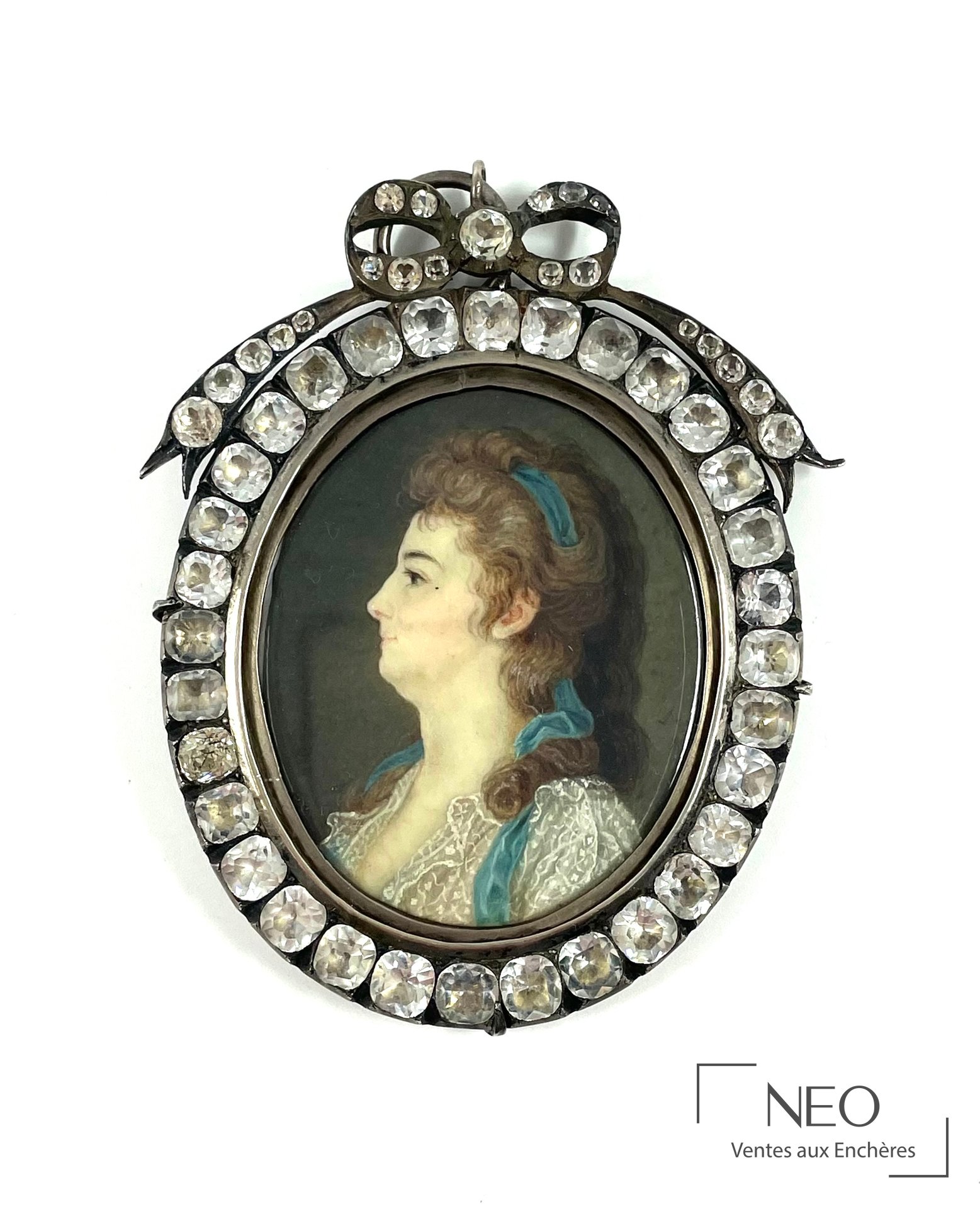 Miniature d'une jeune femme au ruban bleu dans un cadre à brillants surmonté d'un noeud