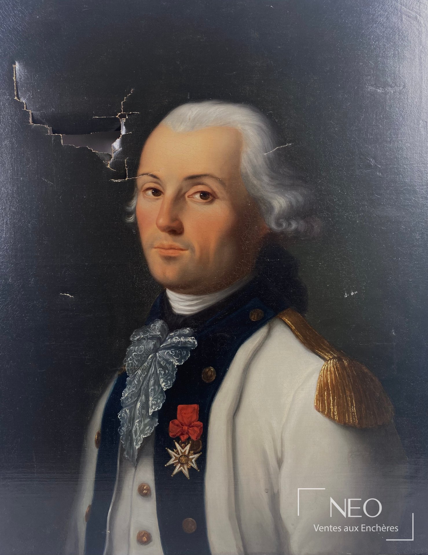 Portrait d’officier en buste avec décoration sur fond sombre
