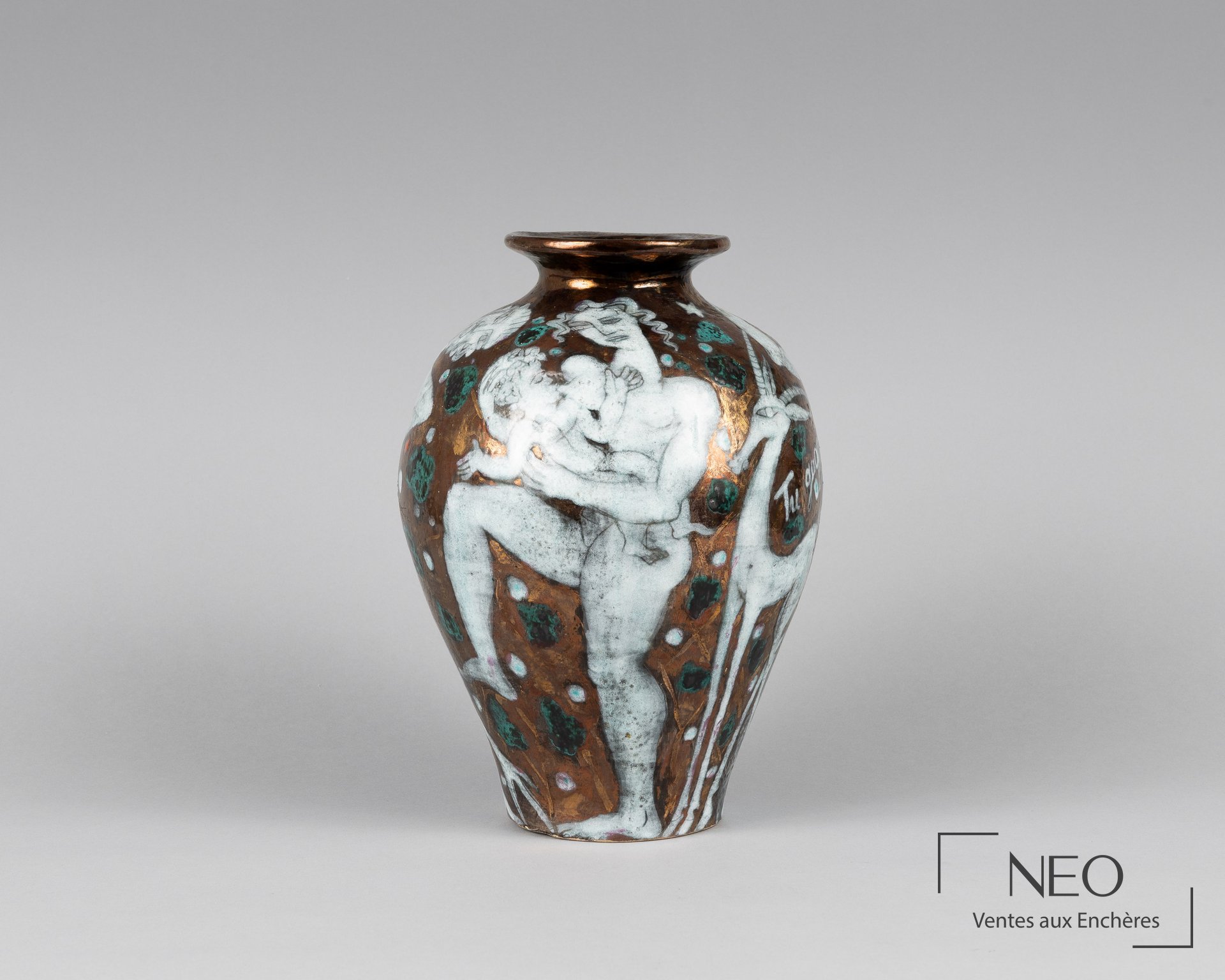 Vase ovoïde en faïence émaillée à décor de figures blanches sur fond brun et cuivre