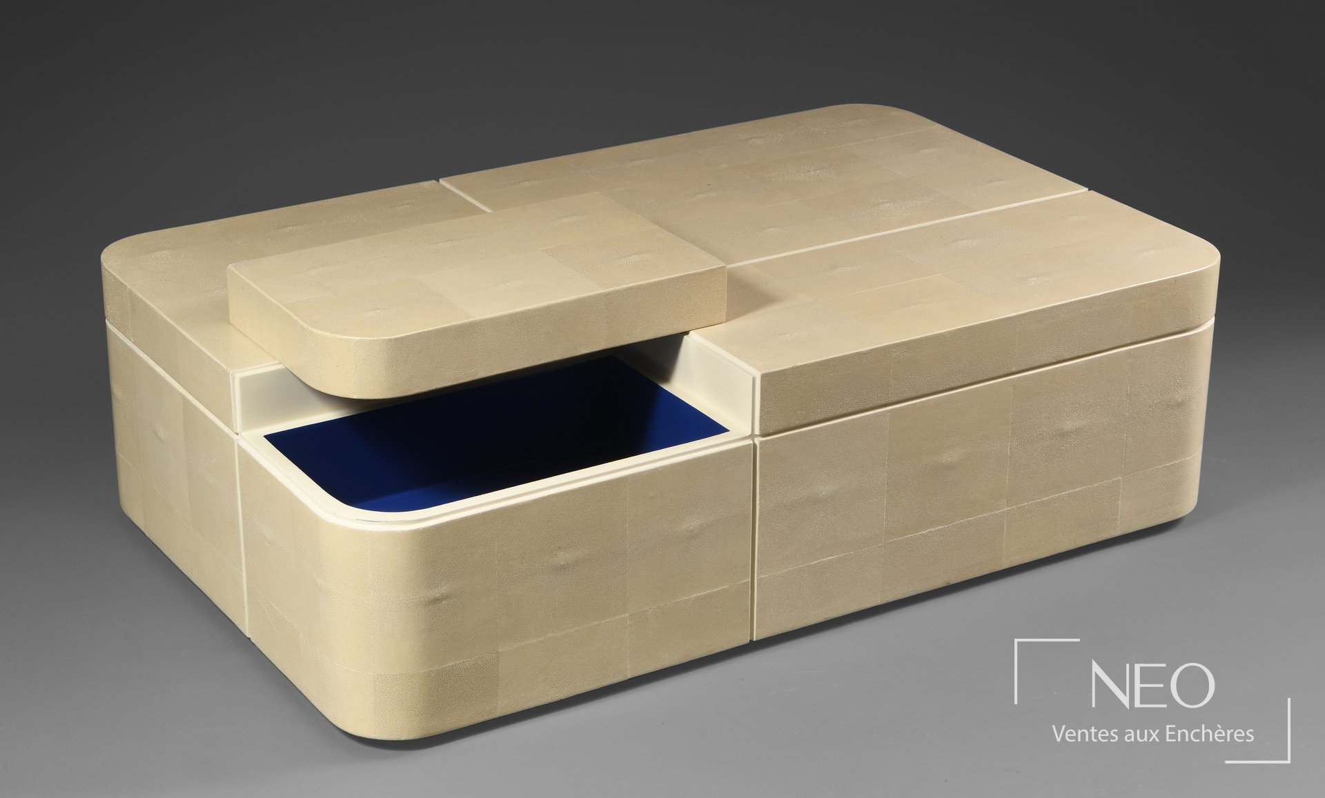 Elliott Barnes Table basse Flip flop en galuchat beige, compartiment secret