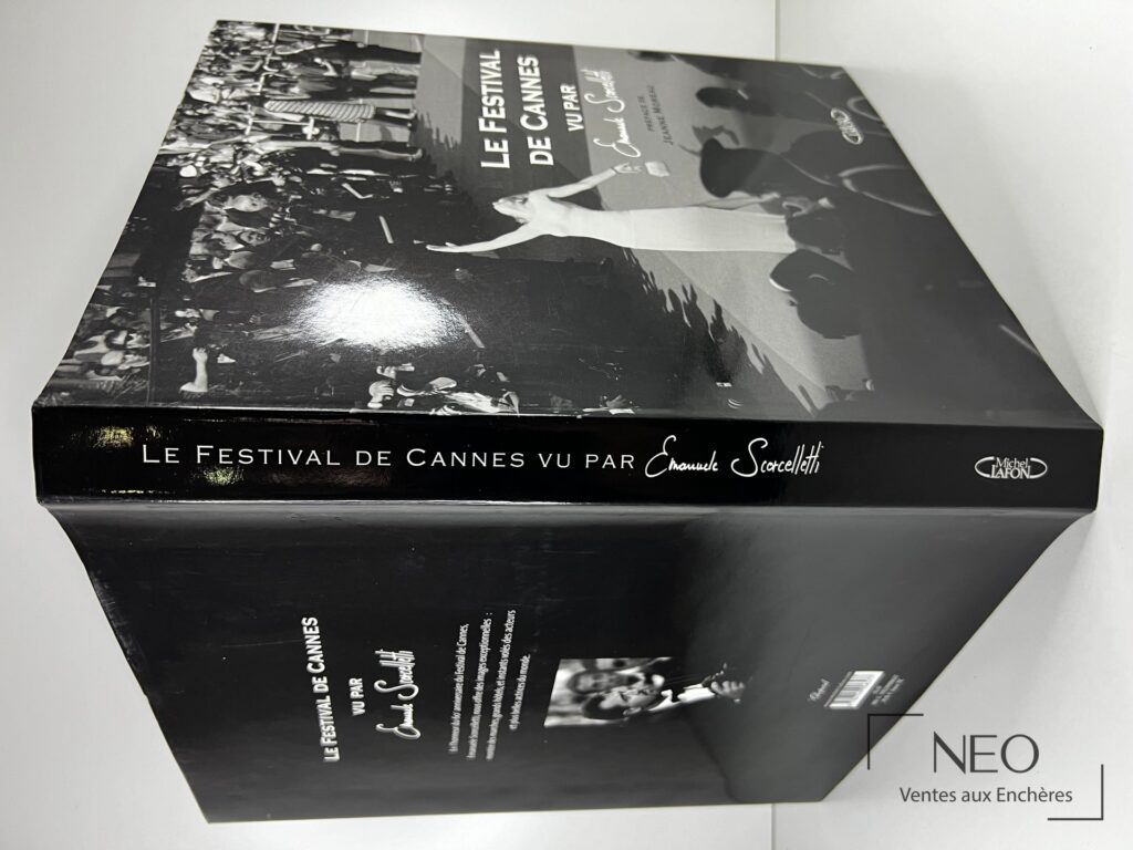 Livre noir illustré posé en angle